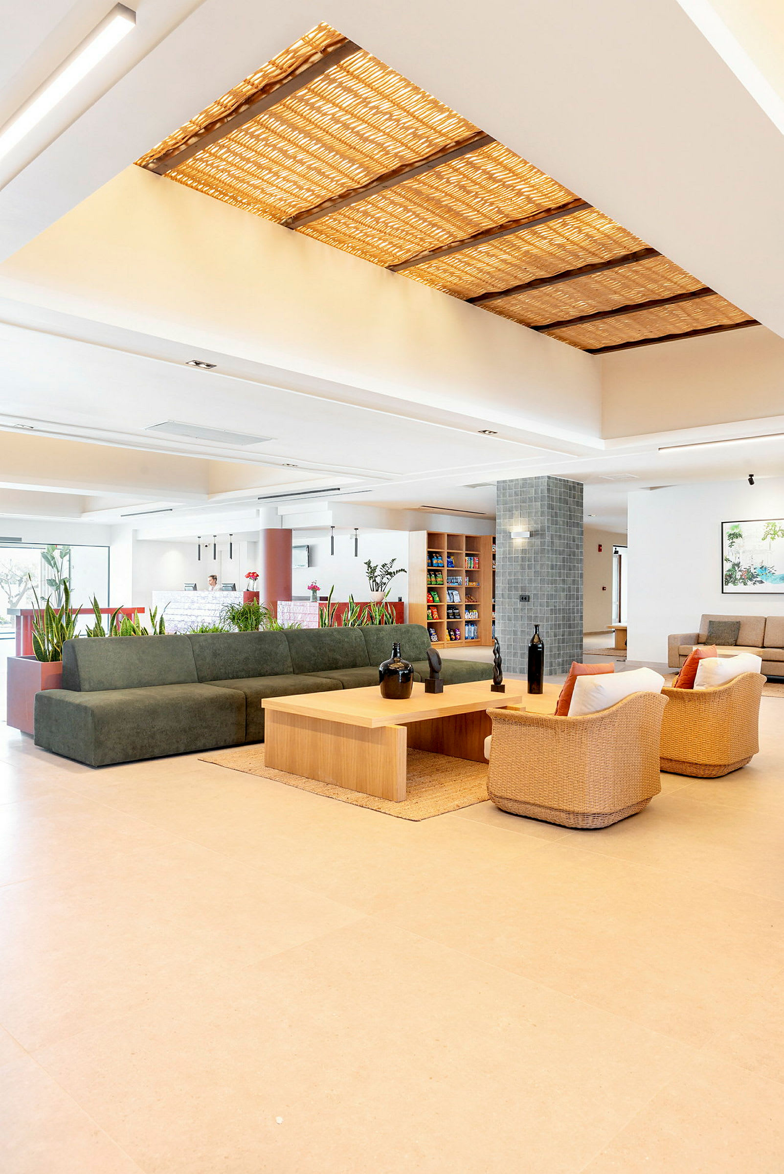 Et moderne hotellobbyområde med sofaer, lenestoler og et kaffebord. (AI-generert tekst)