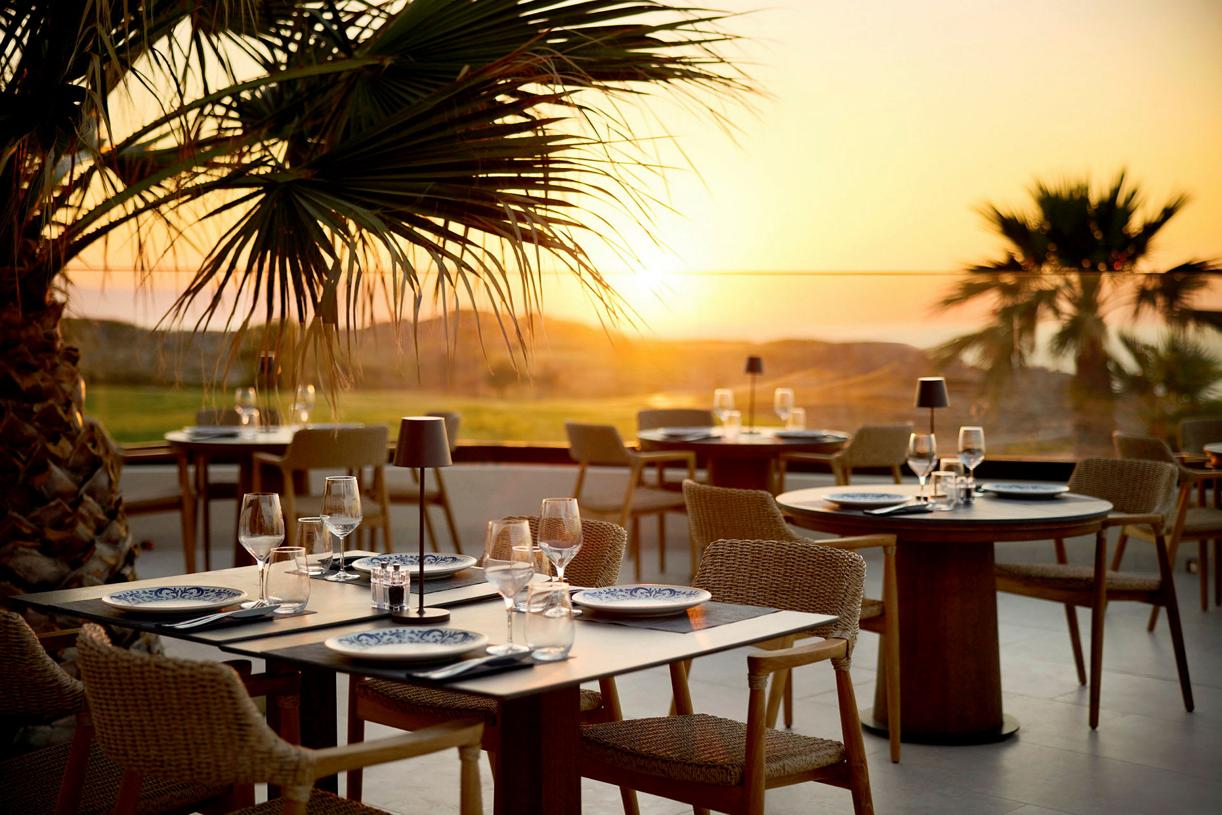 Terrasse med uteservering ved solnedgang. (AI-generert tekst)