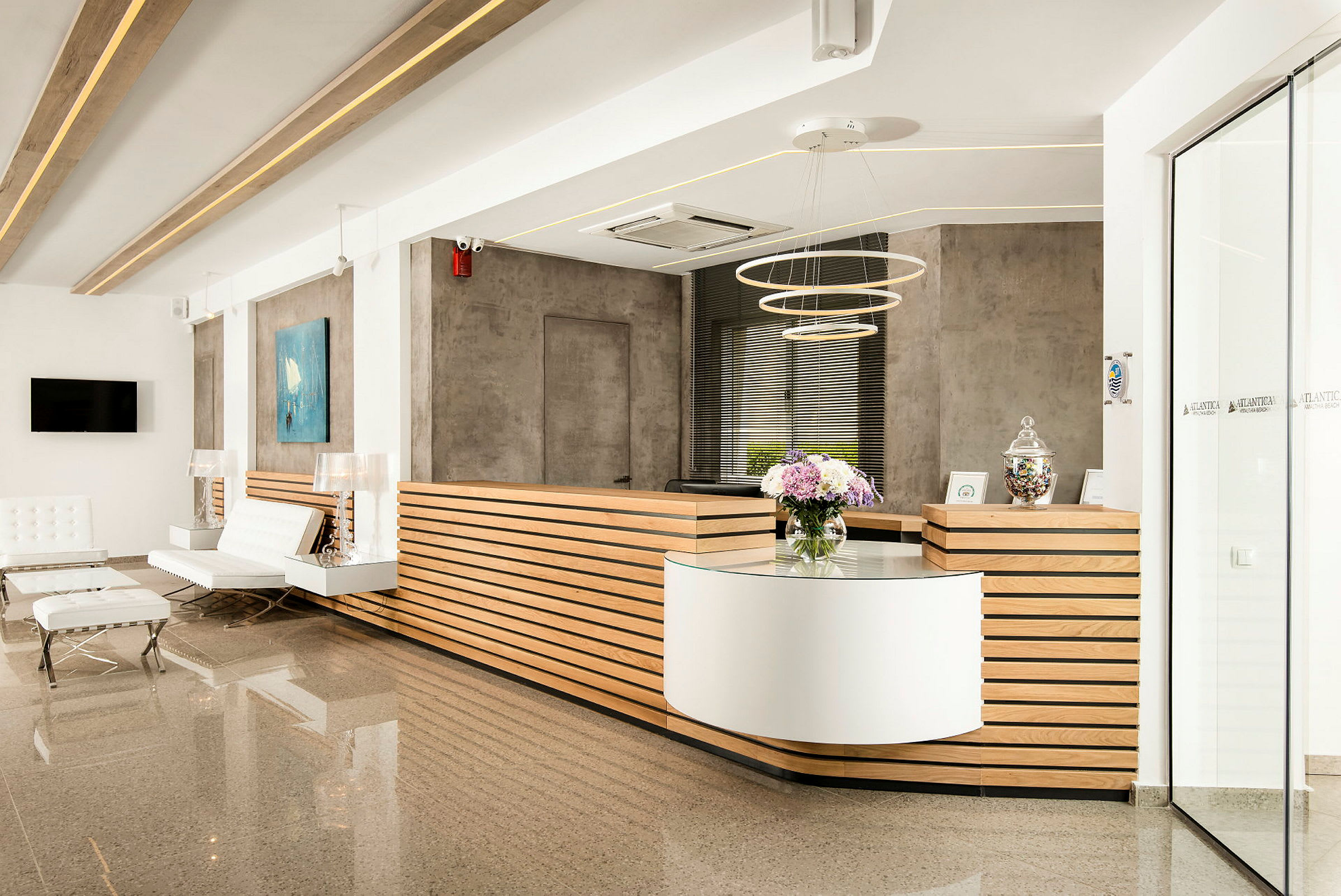 Hotellobby med en moderne resepsjonsdisk og sittemøbler. (AI-generert tekst)