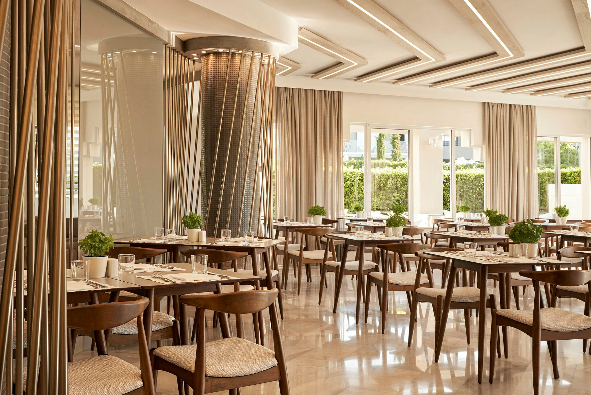 Restaurant med trebord og stoler, dekorert med grønne planter. (AI-generert tekst)