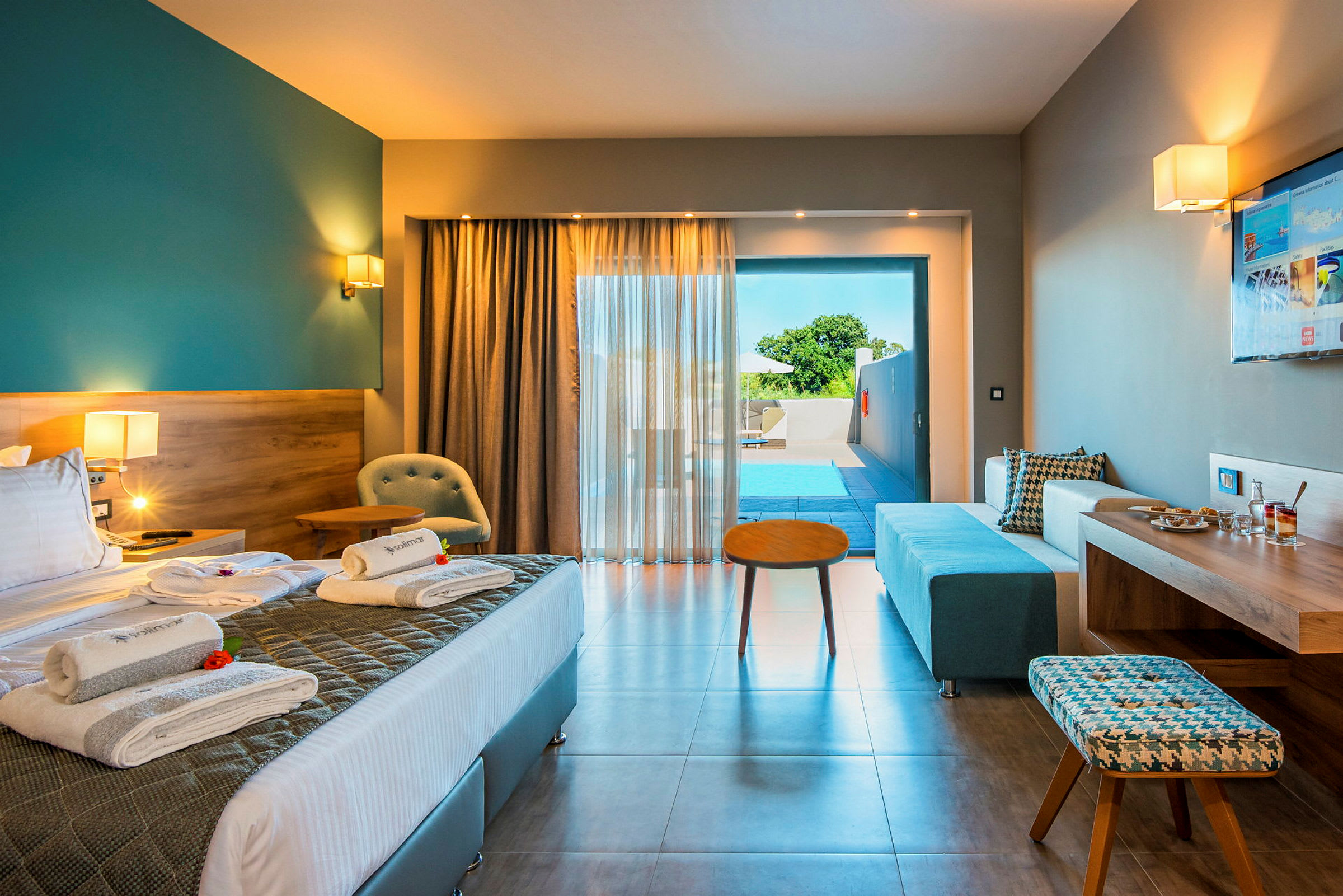 Moderne hotellrom med dobbeltseng og direkte tilgang til et privat basseng. (AI-generert tekst)