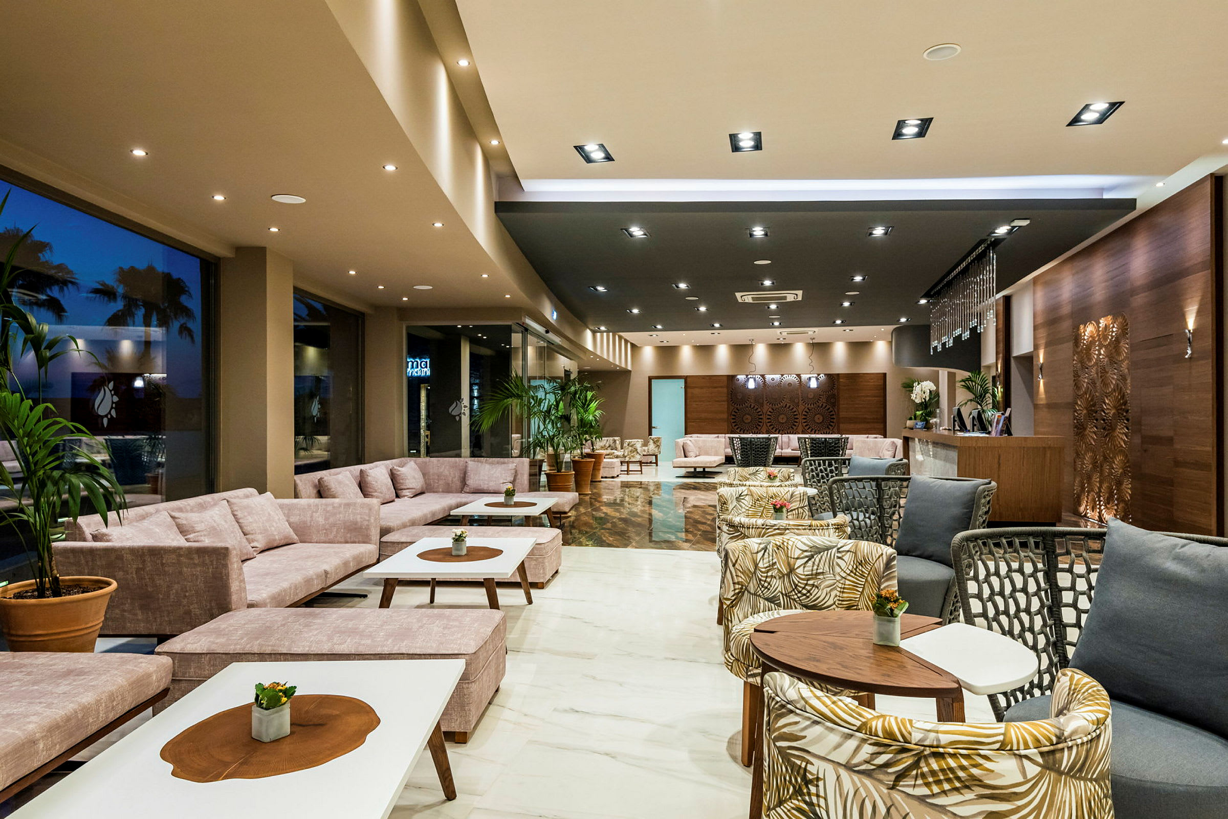 Hotellobby med moderne møbler og belysning. (AI-generert tekst)