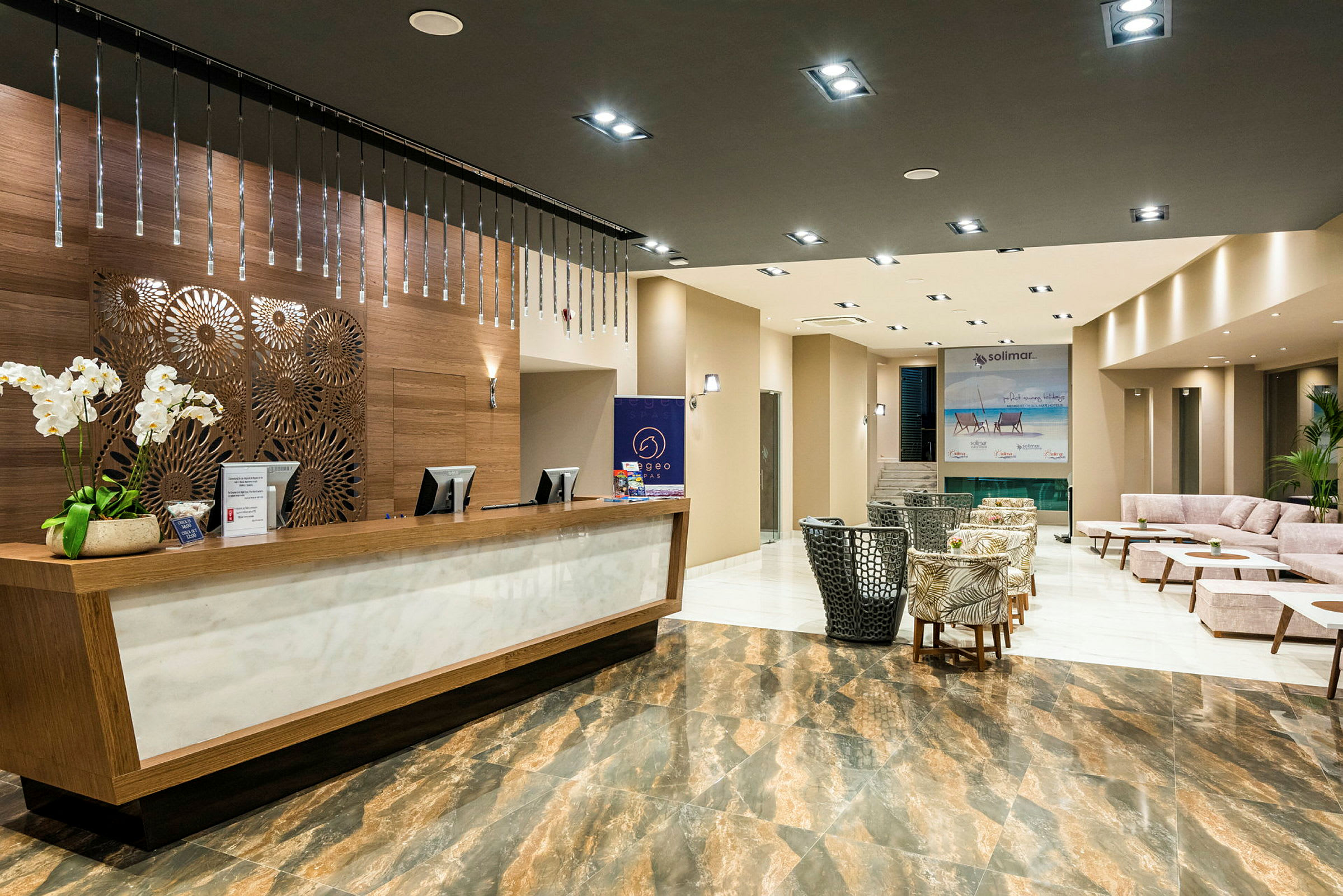Moderne hotellresepsjon med elegant innredning og komfortabel lounge. (AI-generert tekst)