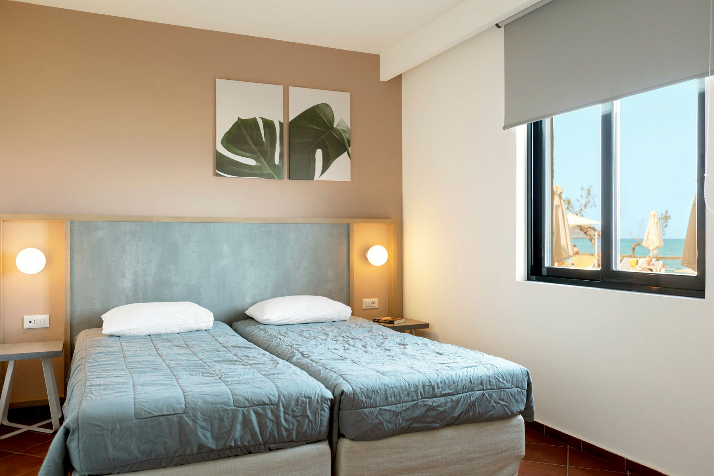 To enkeltsenger på et hotellrom med veggdekorasjon og vindu med utsikt. (AI-generert tekst)