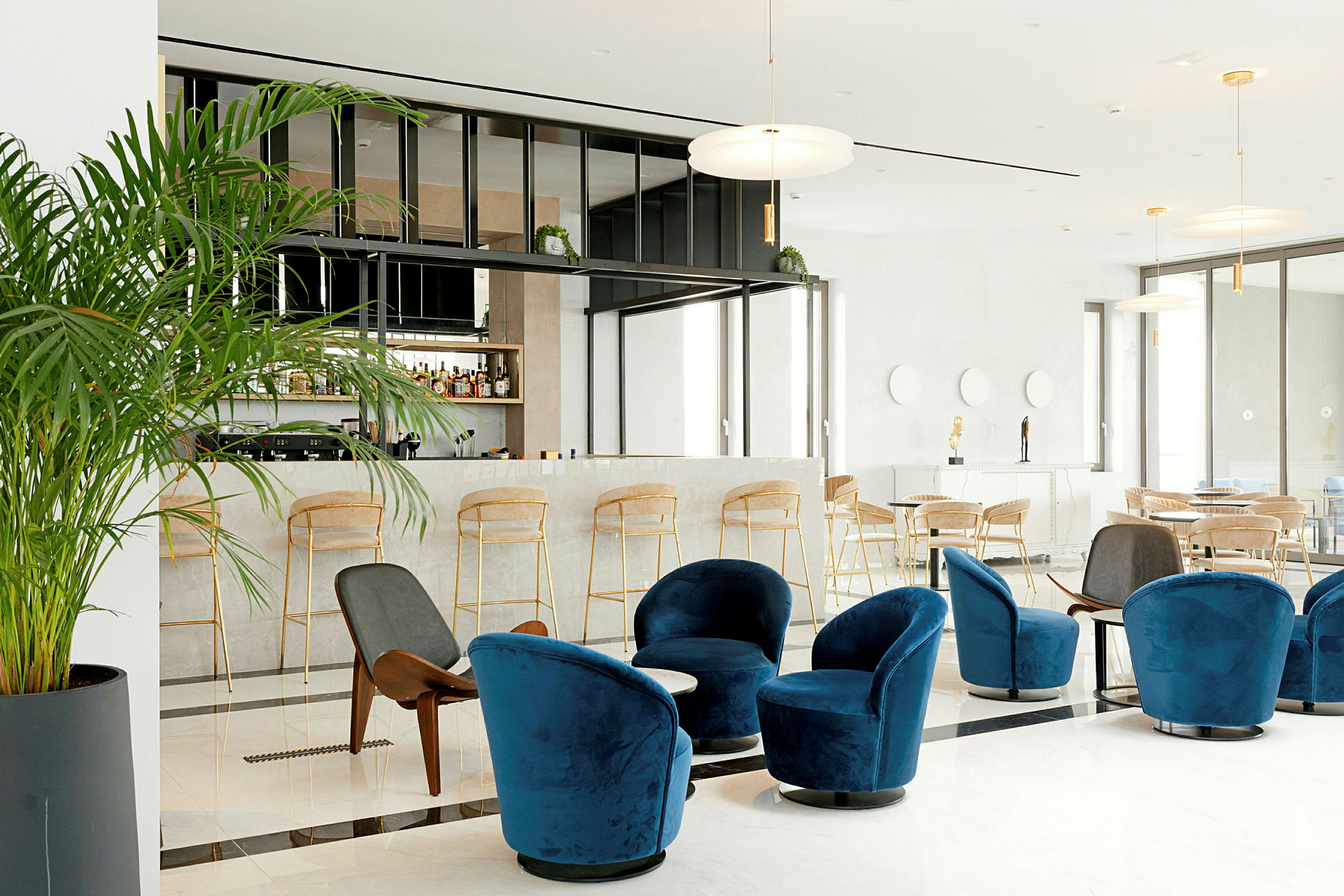 En moderne lounge med bar og sitteplasser. (AI-generert tekst)