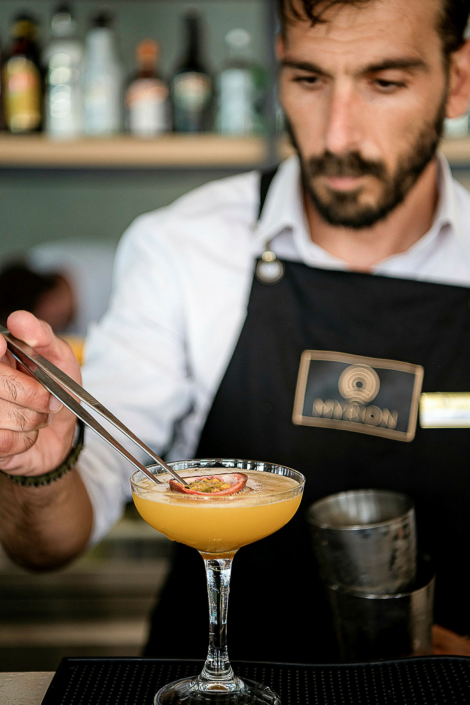 En cocktail pyntes med pasjonsfrukt. (AI-generert tekst)