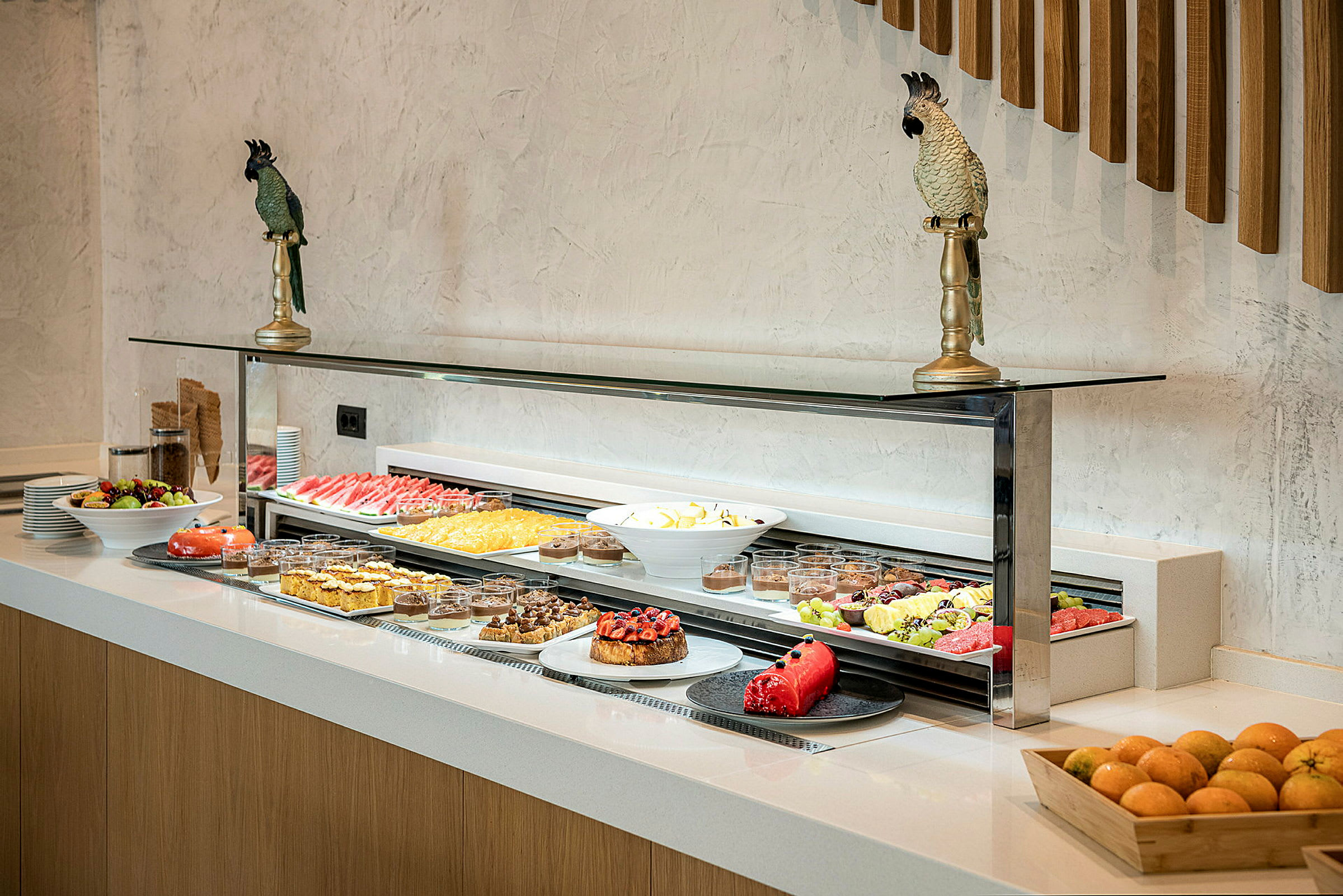 En buffet med diverse desserter og frukter på et bord. (AI-generert tekst)