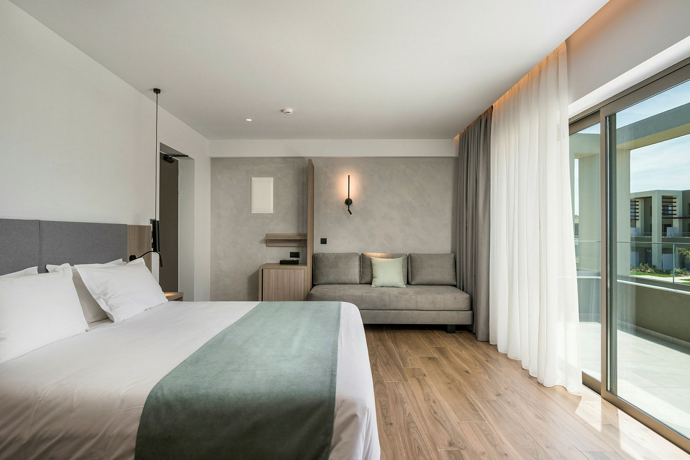 Moderne hotellrom med dobbeltseng og sitteområde. (AI-generert tekst)