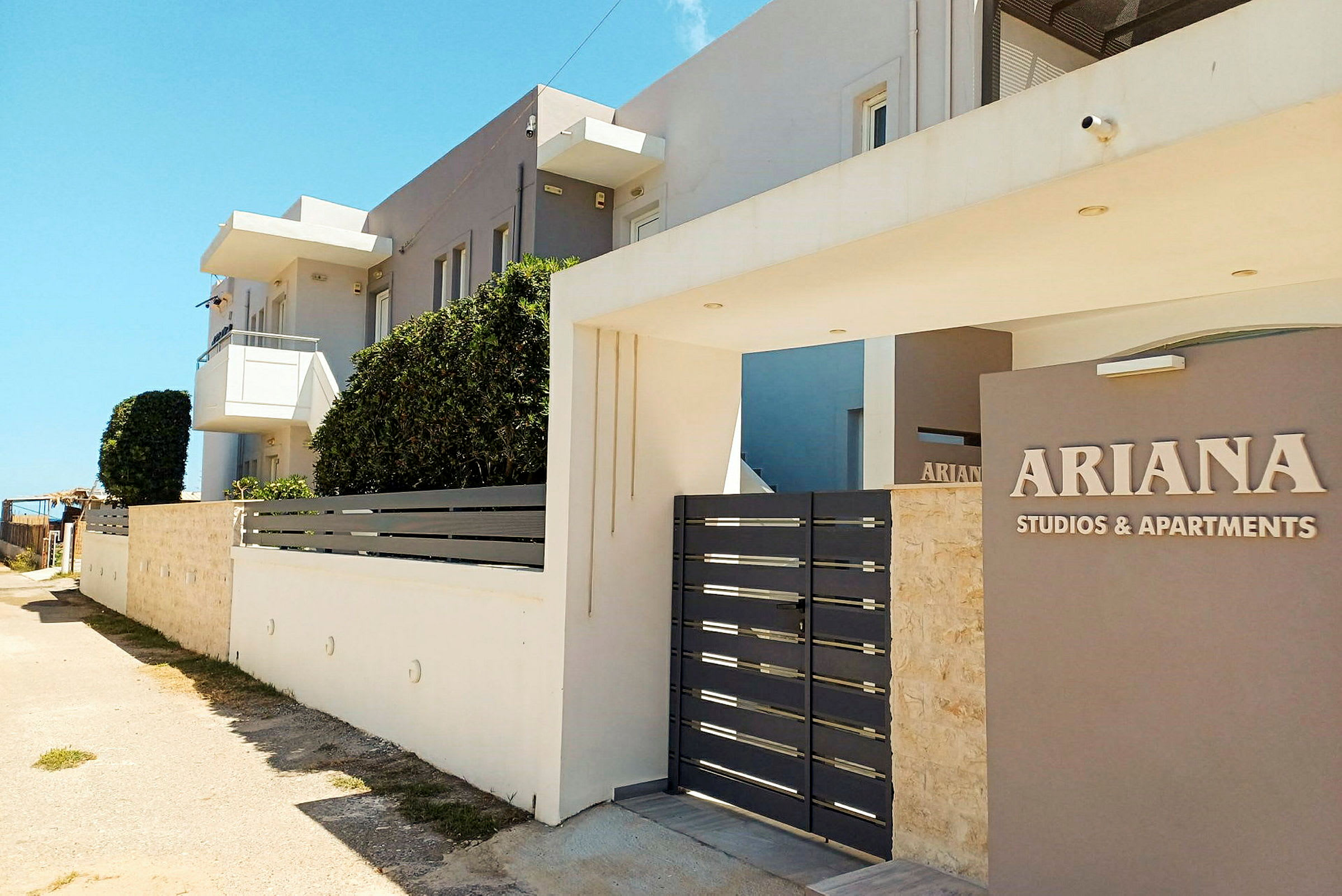 Utenfor bygningen Ariana Studios & Apartments. (AI-generert tekst)