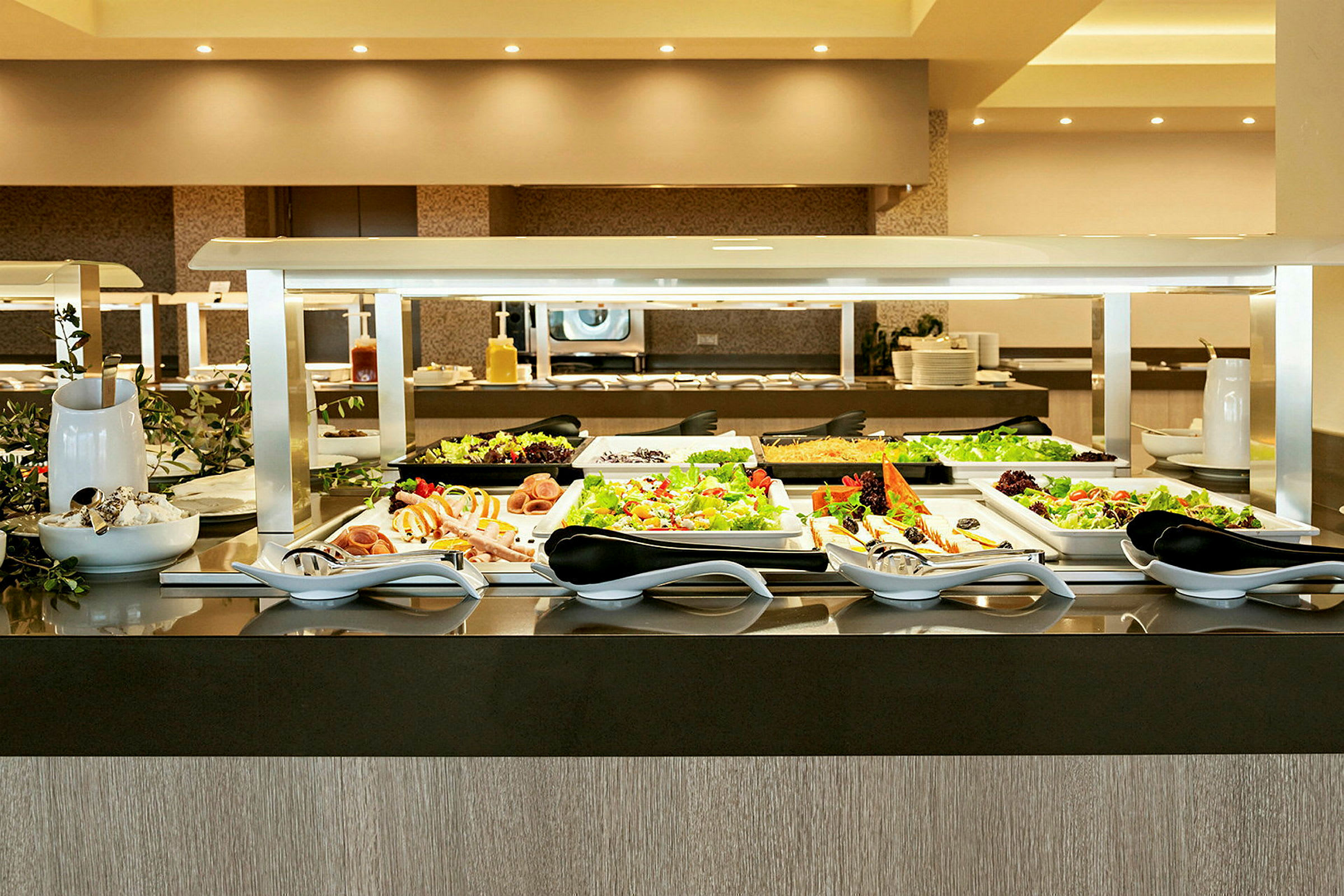 Buffetbord med ulike retter og salater. (AI-generert tekst)