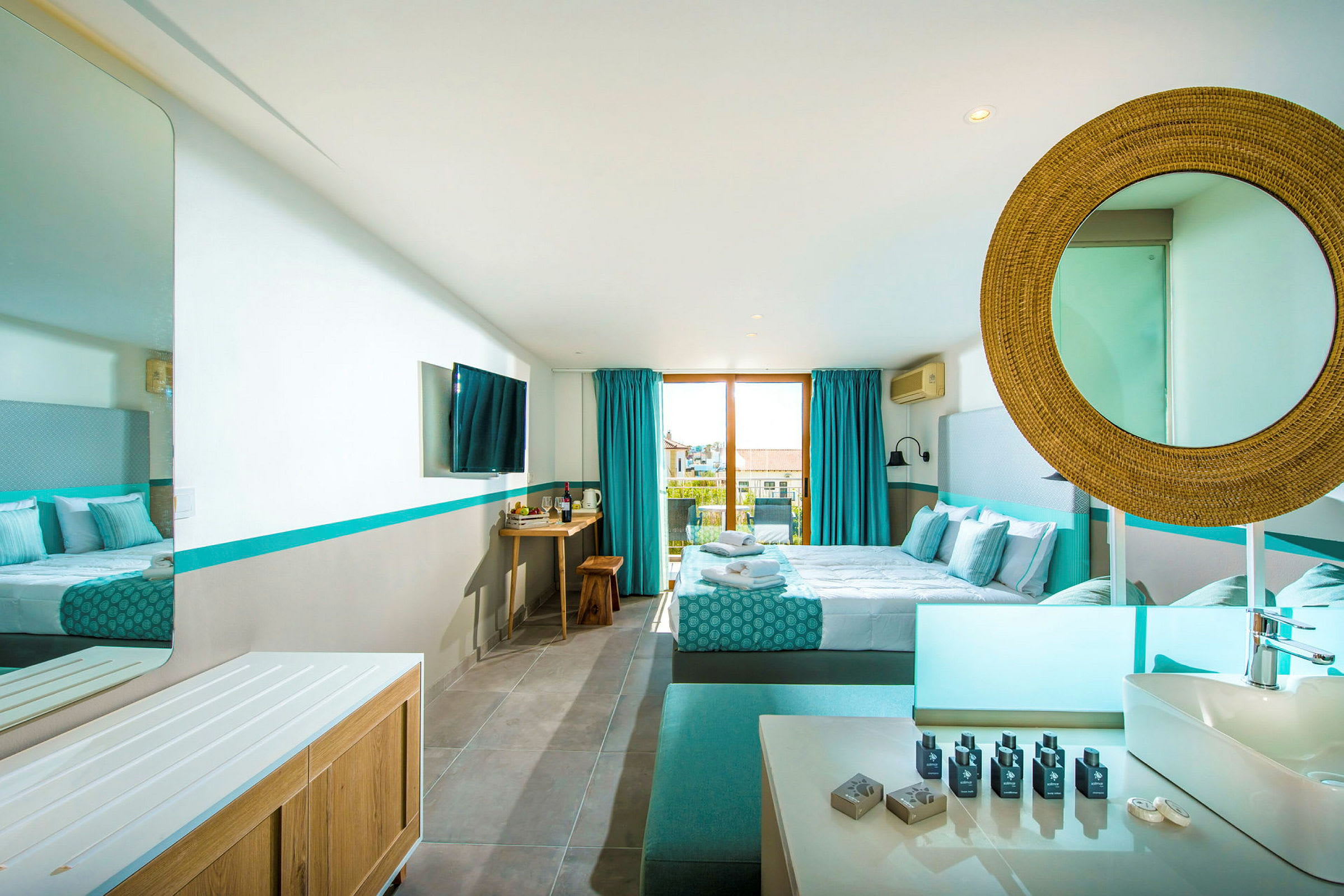 Et moderne hotellrom med dobbeltseng, blå detaljer og en stor vindu mot balkongen. (AI-generert tekst)