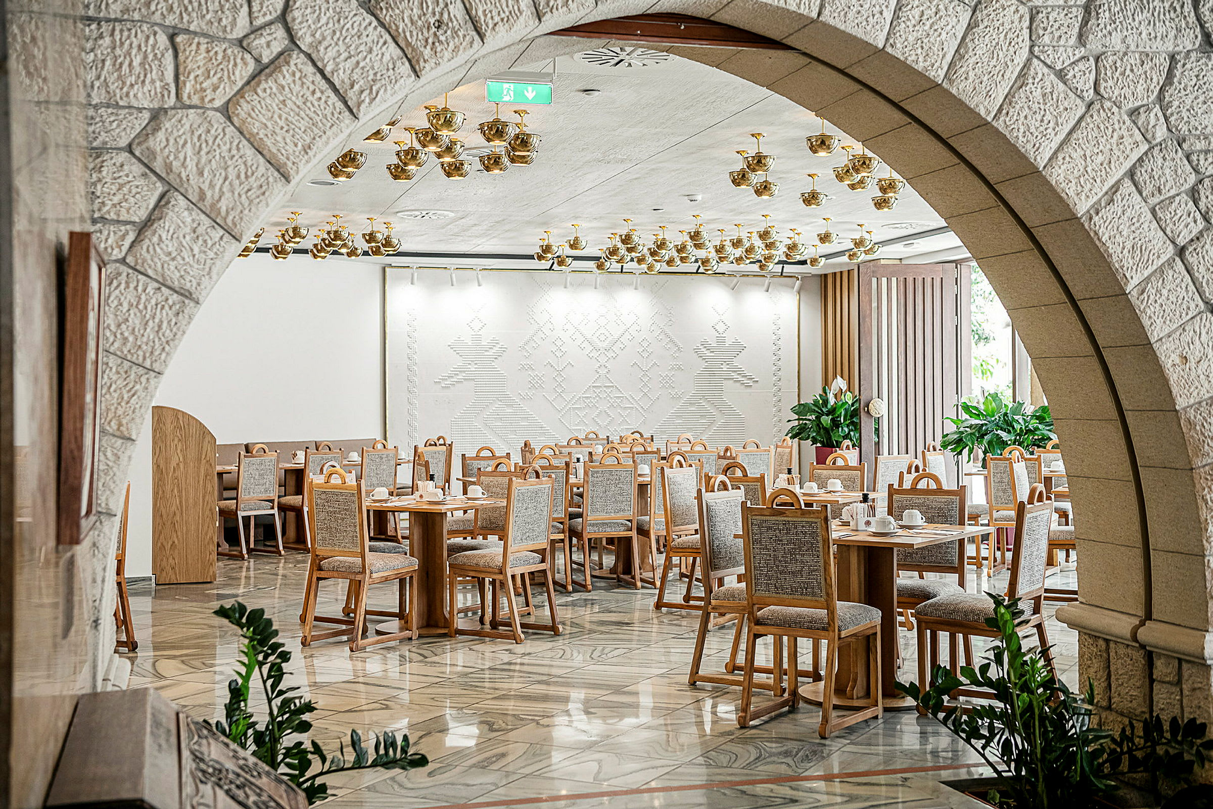 Restaurant med bord og stoler oppstilt i et dekorativt venterom. (AI-generert tekst)