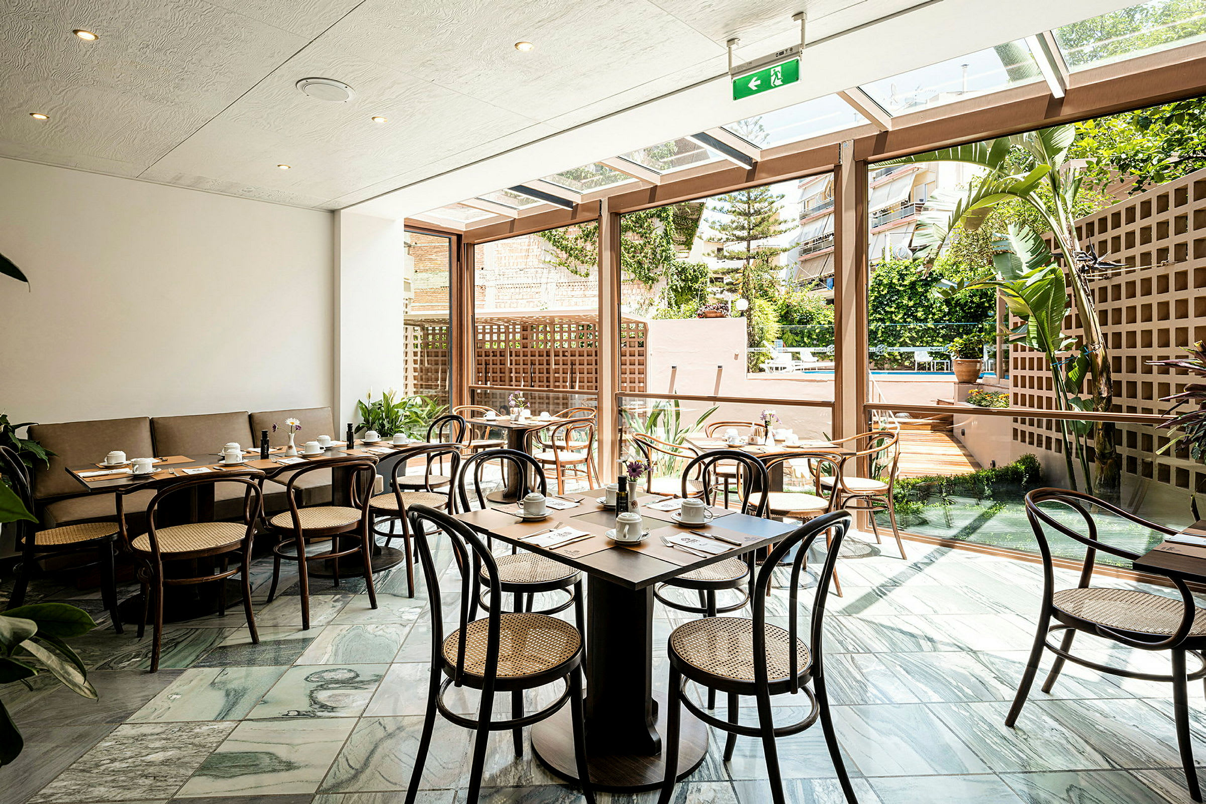 Bilde av restaurant med vinduer mot uteområde. (AI-generert tekst)