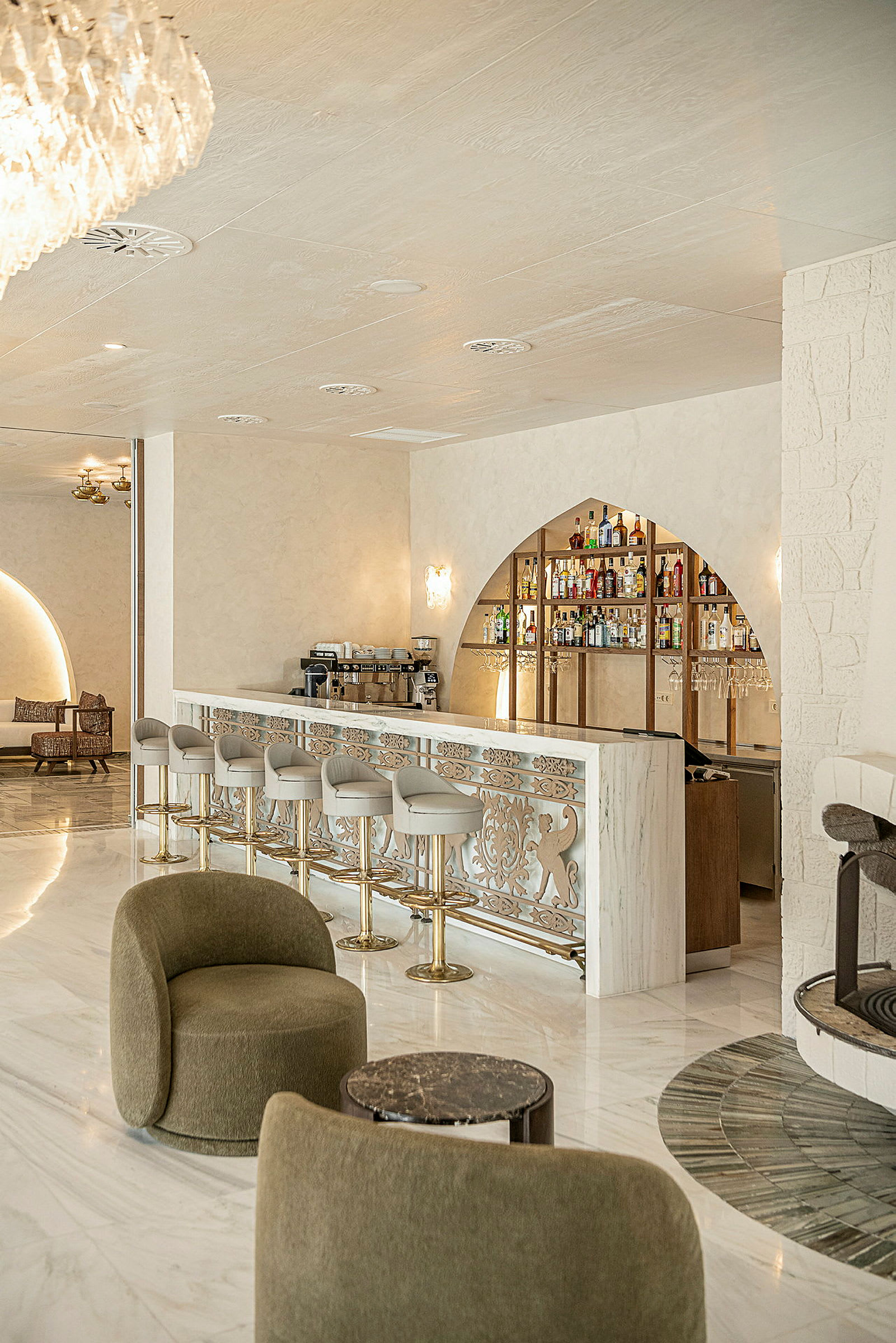 Bilde av en elegant hotellbar med dekorativt rekkverk og sitteplasser. (AI-generert tekst)