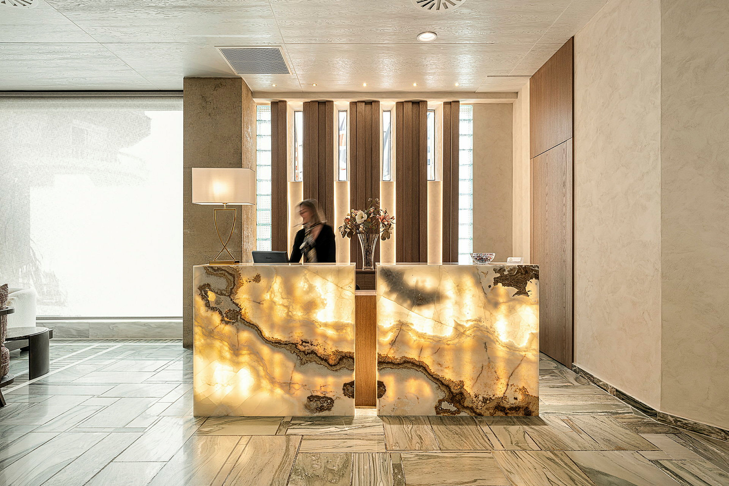 Hotellresepsjon med elegant marmorert disk og moderne innredning. (AI-generert tekst)