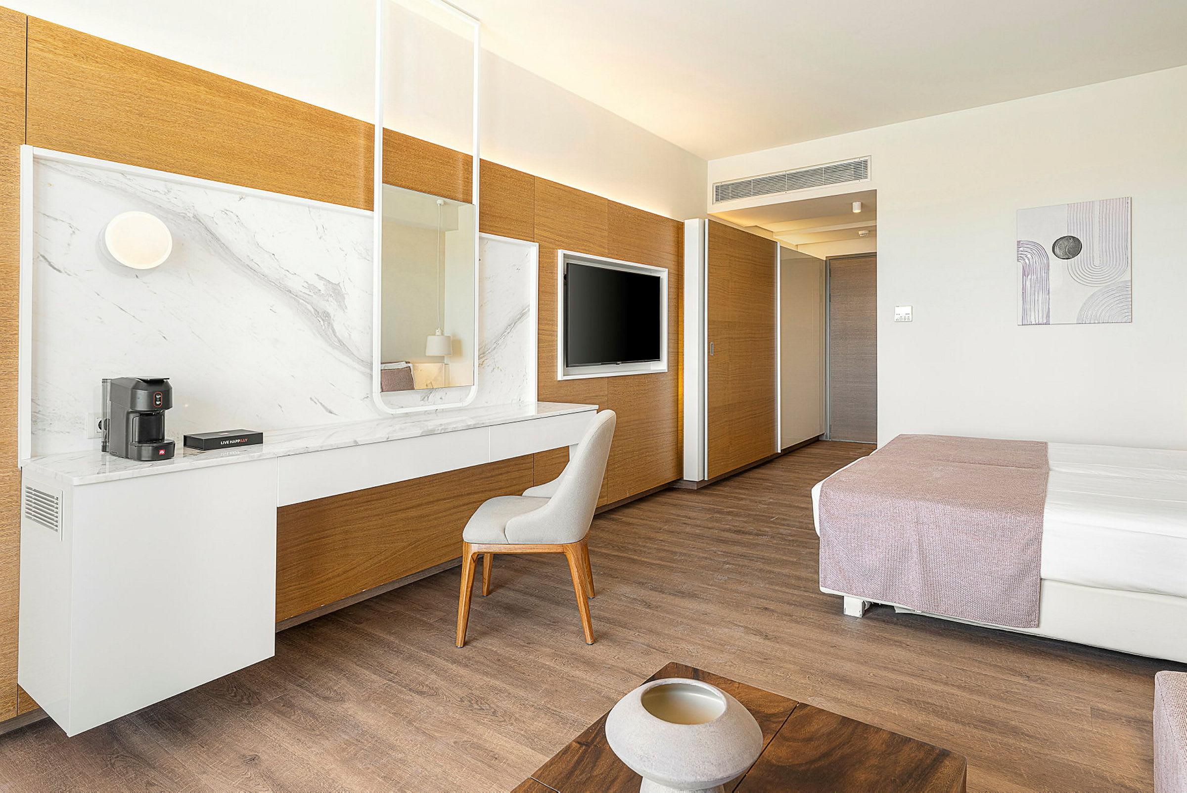 Moderne hotellrom med skrivebord og speil, seng og TV. (AI-generert tekst)