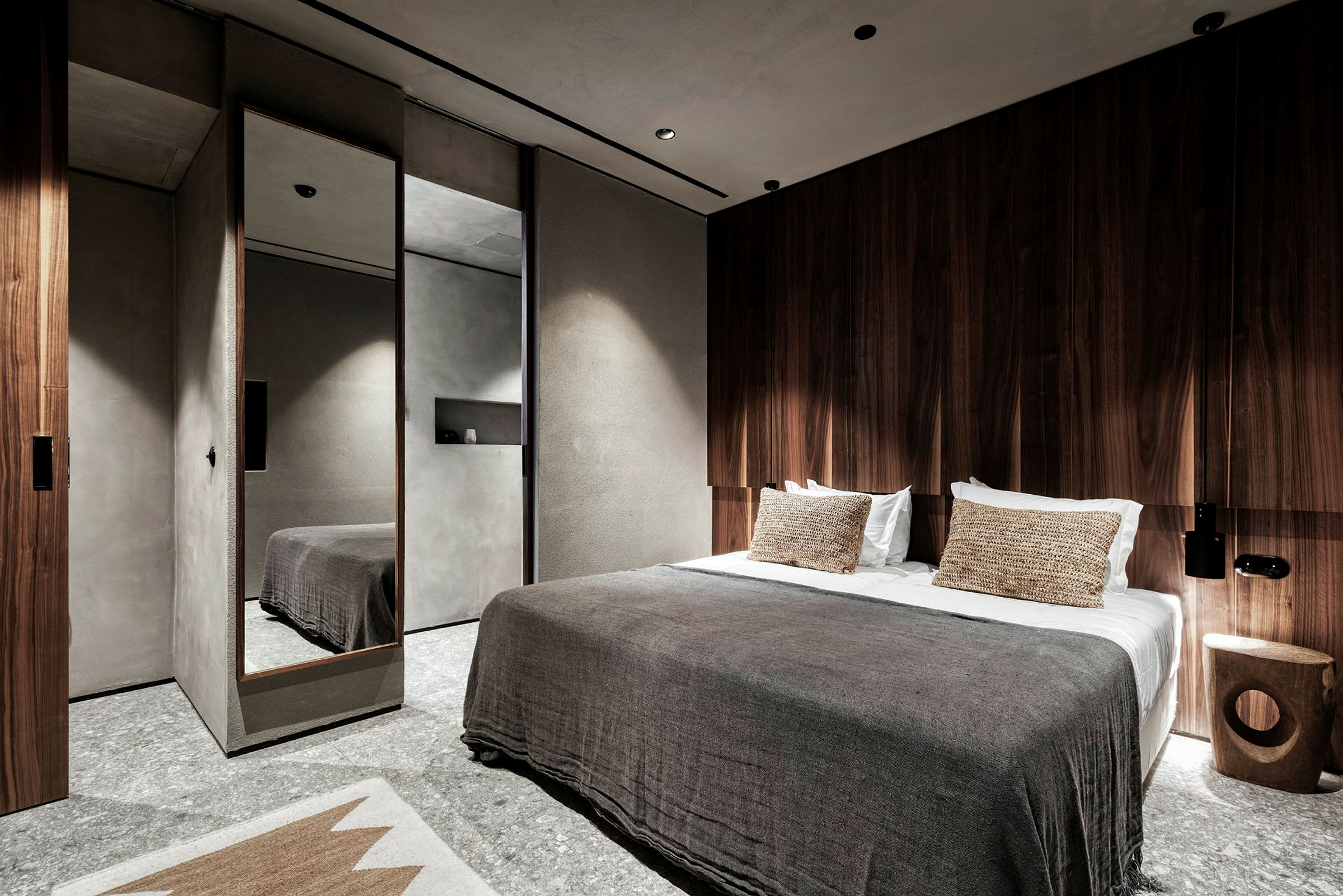 Et moderne hotellrom med mørke tremøbler og stilren innredning. (AI-generert tekst)