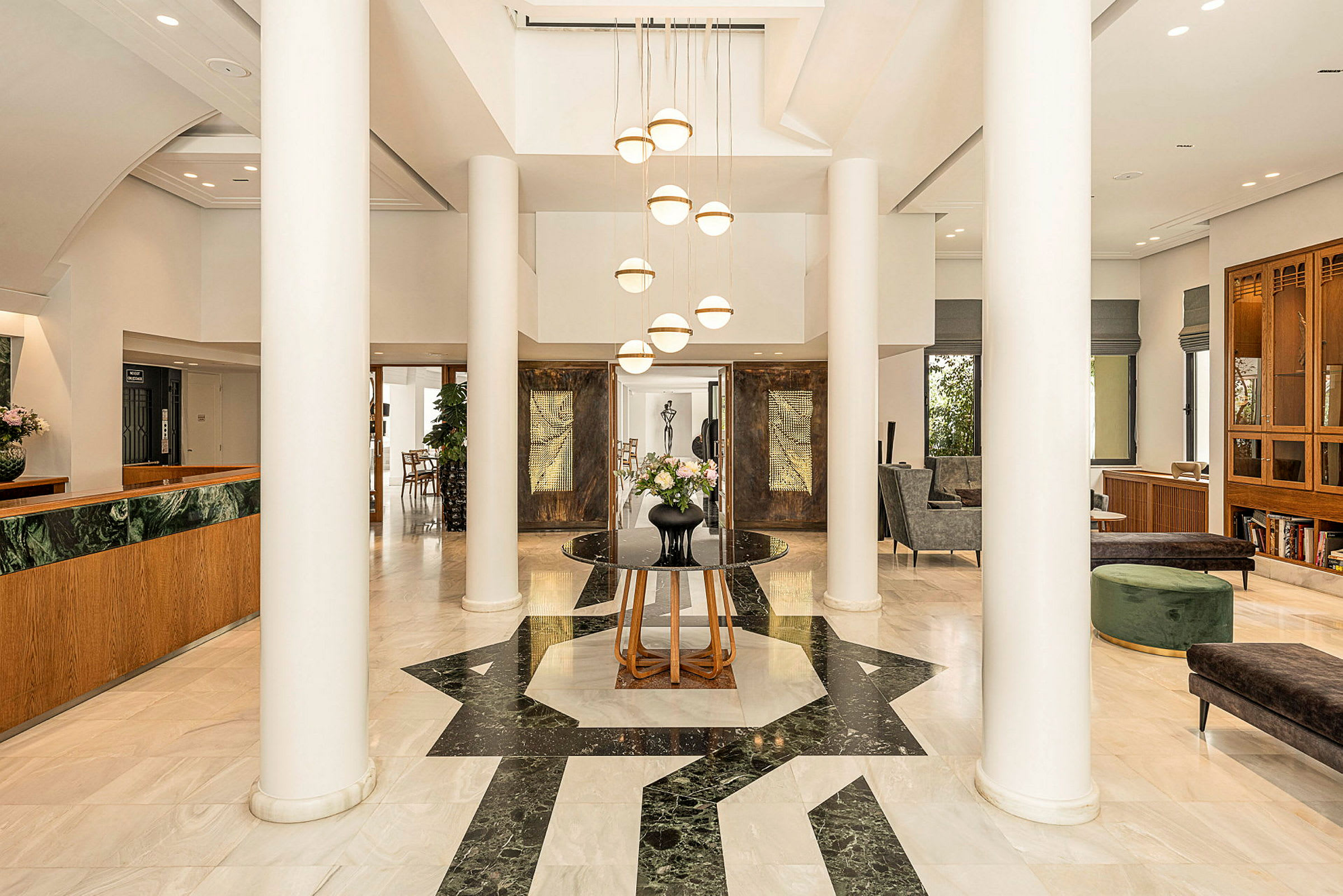 Elegant hotellobby med søyler og sittemøbler. (AI-generert tekst)
