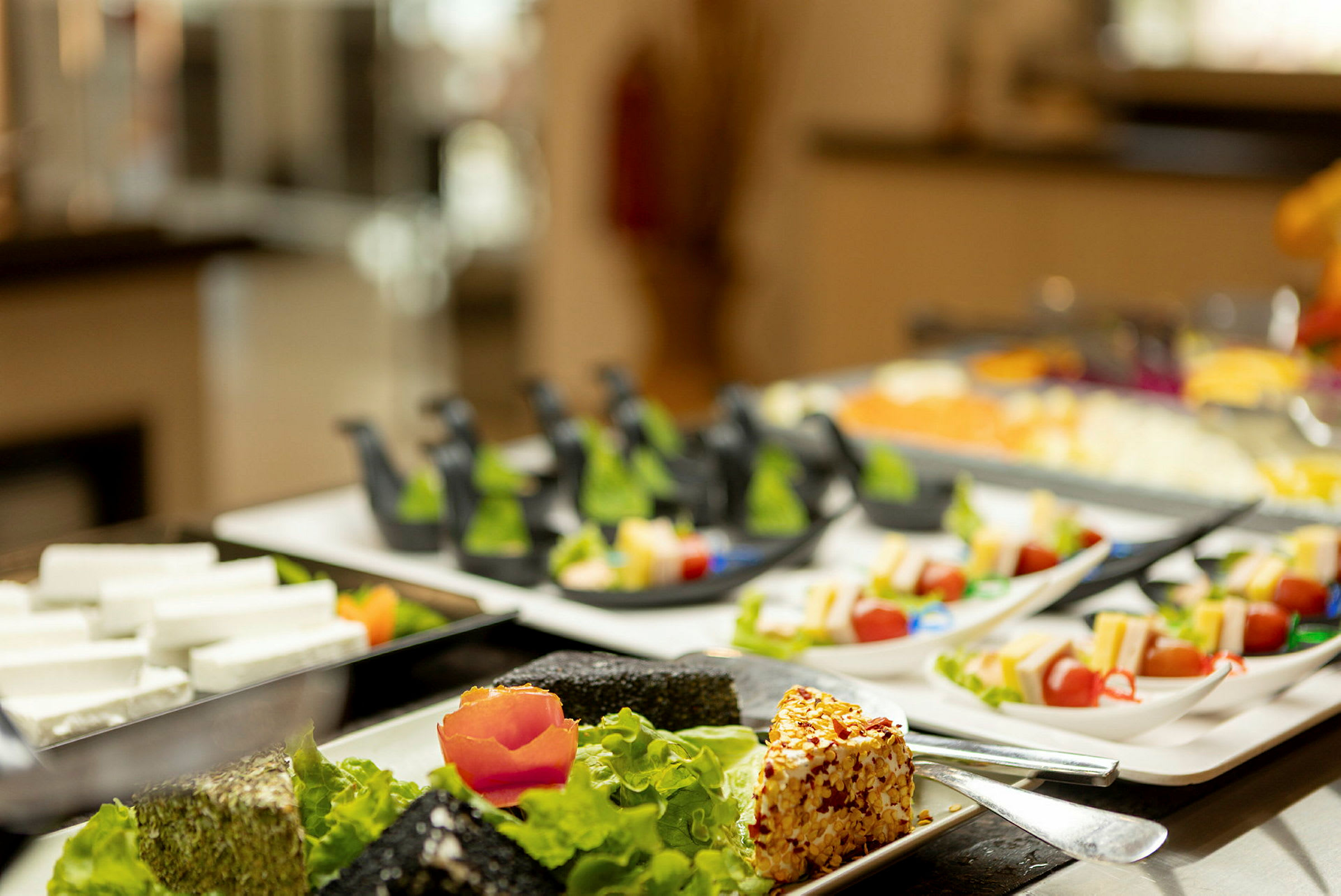 En buffet med ulike småretter som er vakkert arrangert på tallerkener. (AI-generert tekst)