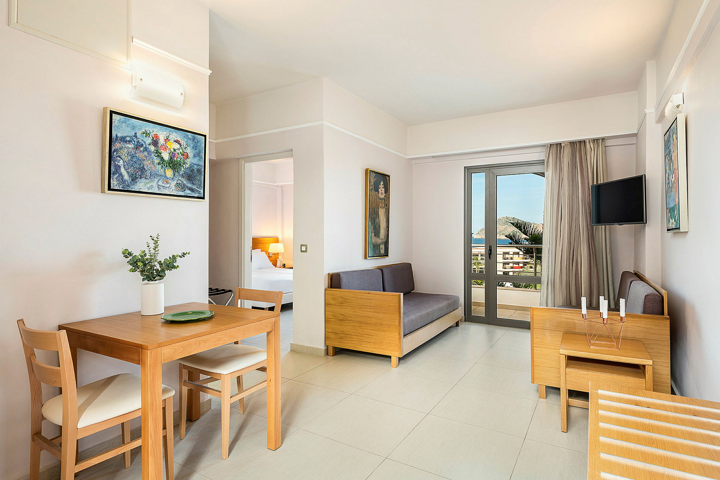 Et moderne hotellrom med lyse møbler og en balkong. (AI-generert tekst)