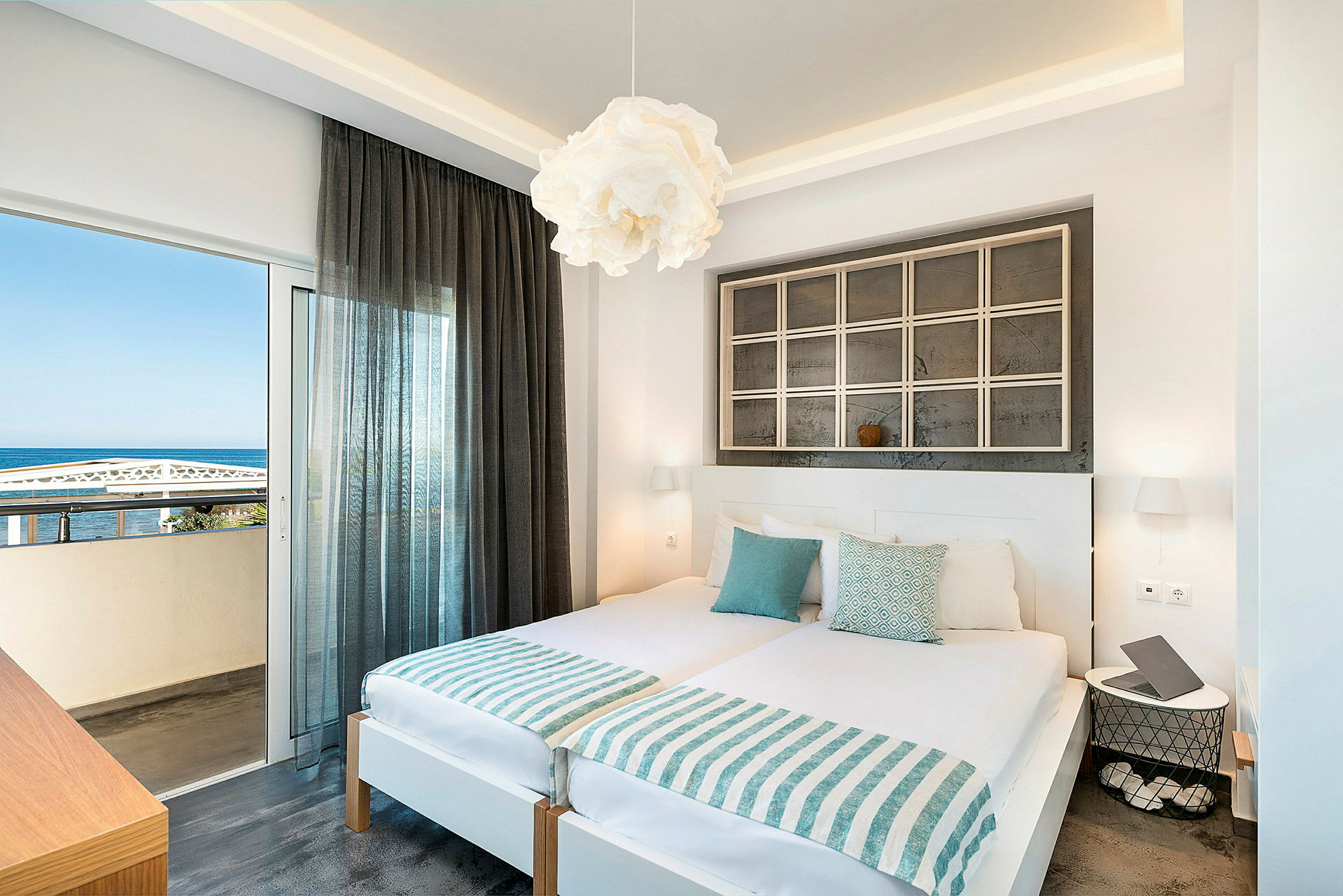 Moderne hotellrom med havutsikt. (AI-generert tekst)