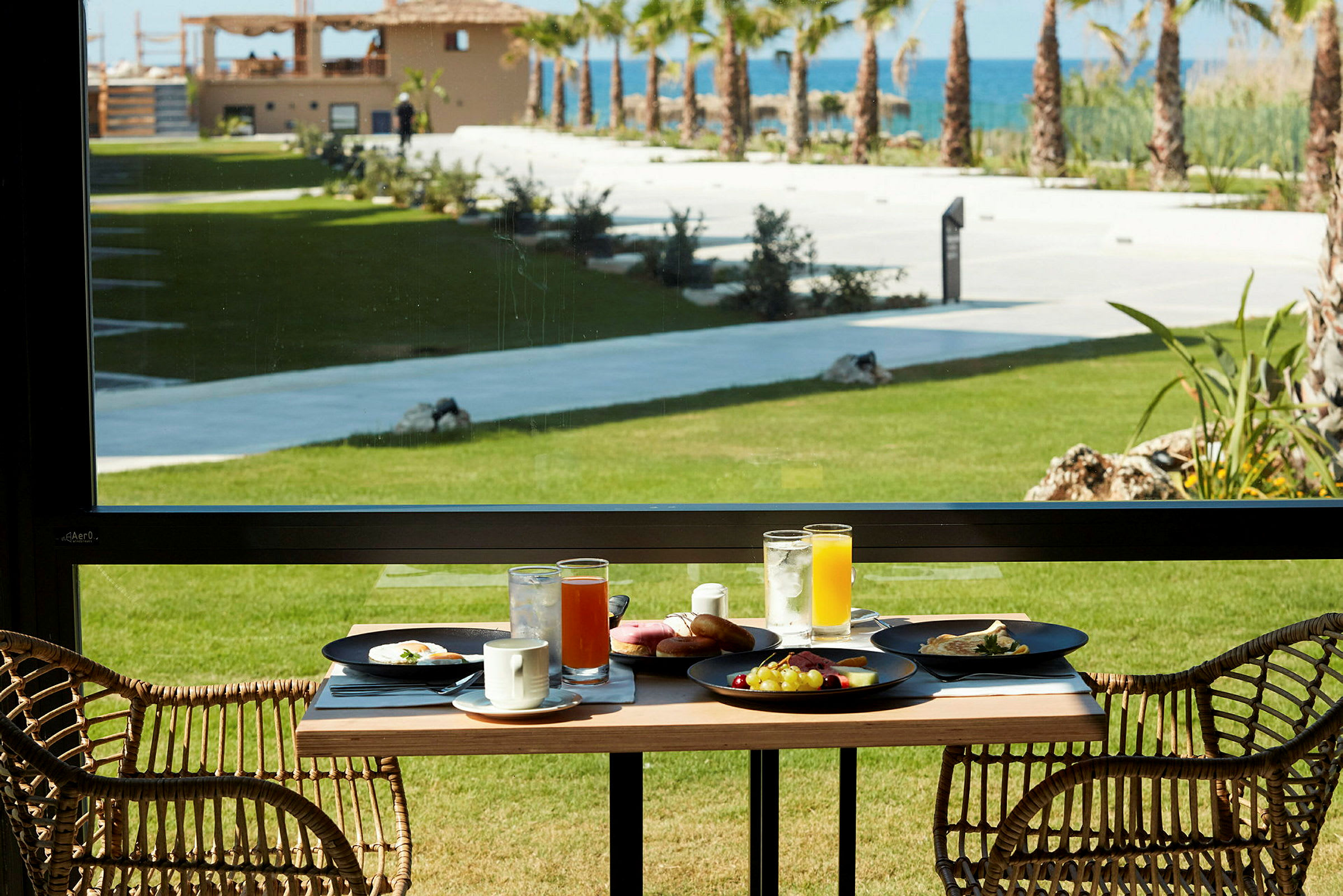 Bilde av et bord med frokost og sjøutsikt. (AI-generert tekst)