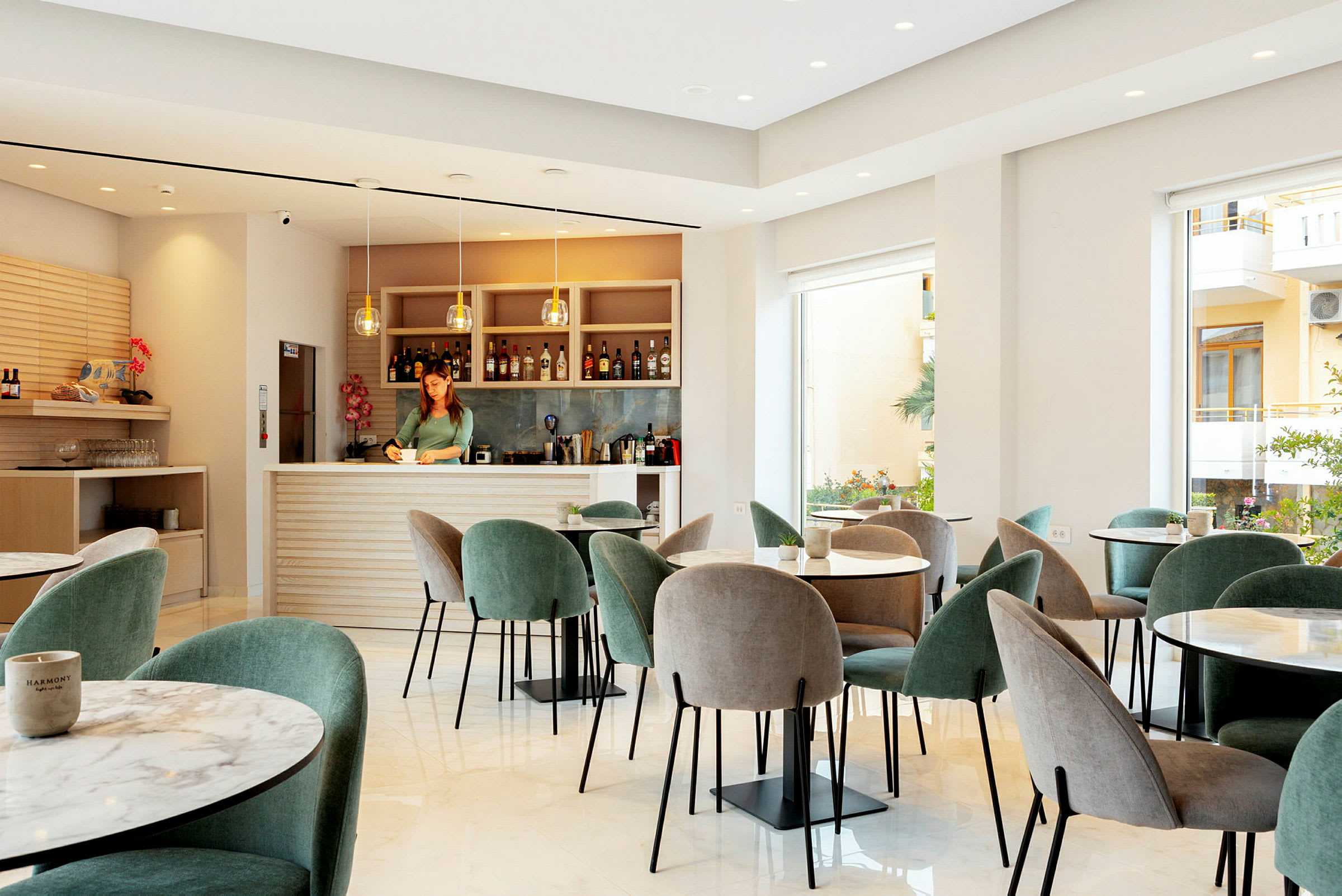En moderne lounge med bord og stoler samt en velutstyrt bar. (AI-generert tekst)