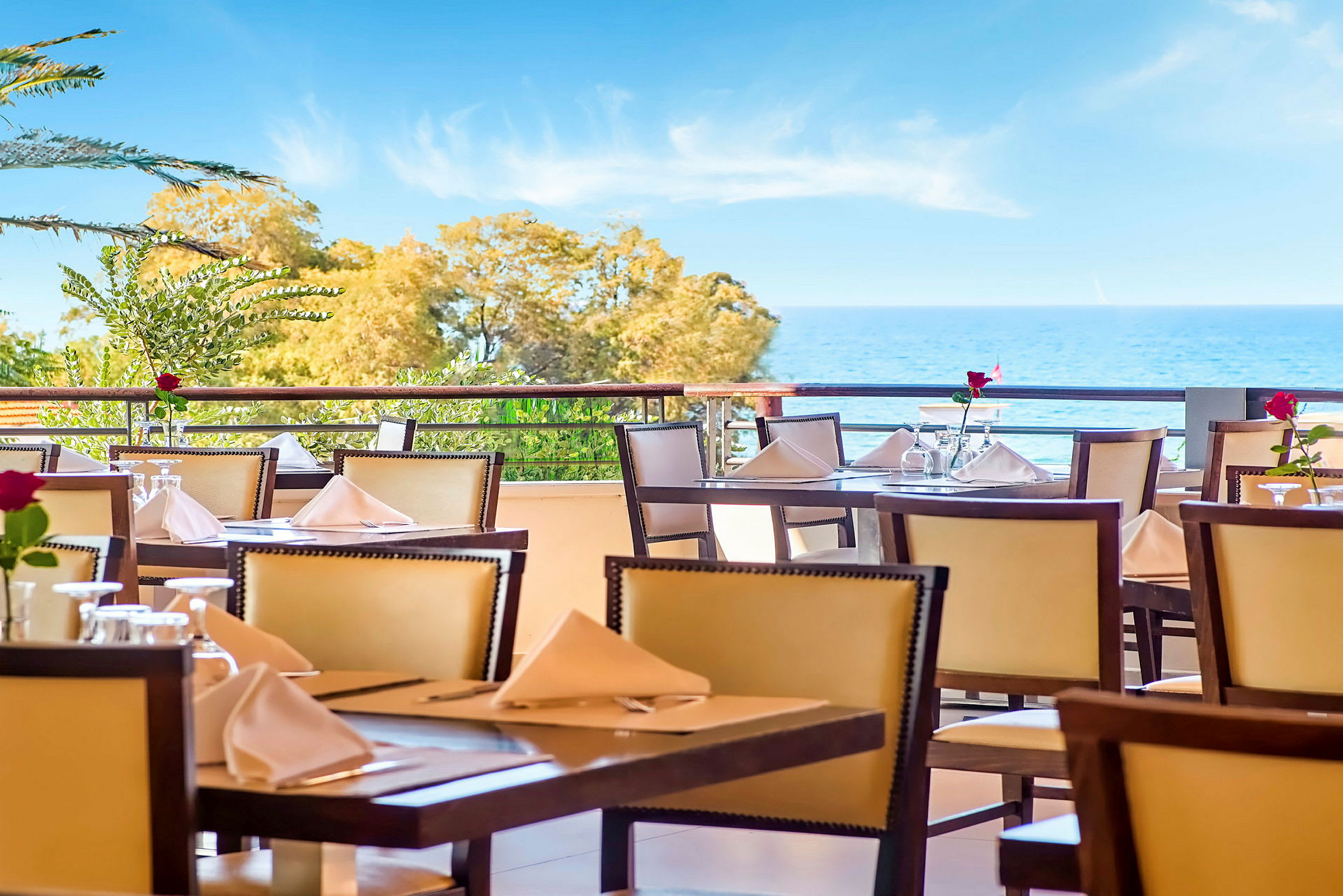 Dekorert terrasse med havutsikt. (AI-generert tekst)