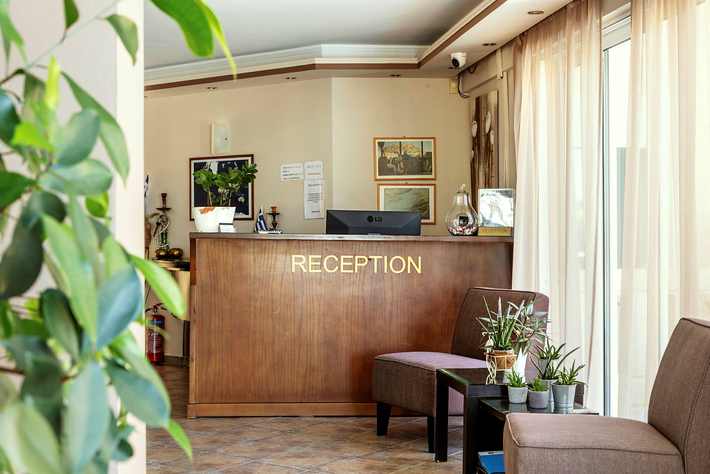 Hotelresepsjon med skrivebord, planter og sittemøbler. (AI-generert tekst)