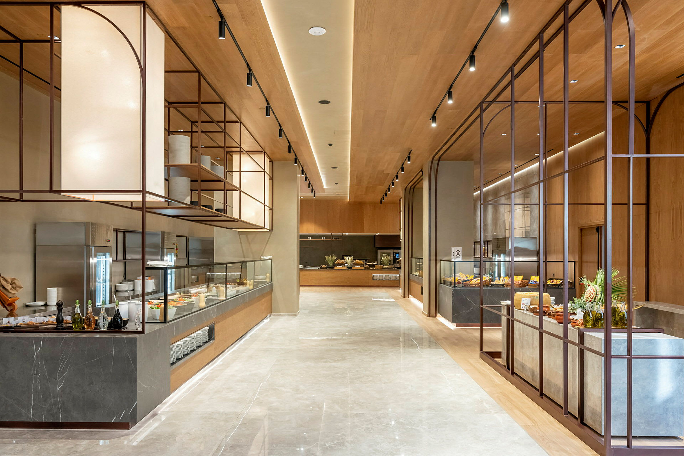 Interiør av en moderne matservering med store glassdisker og et stilrent design. (AI-generert tekst)
