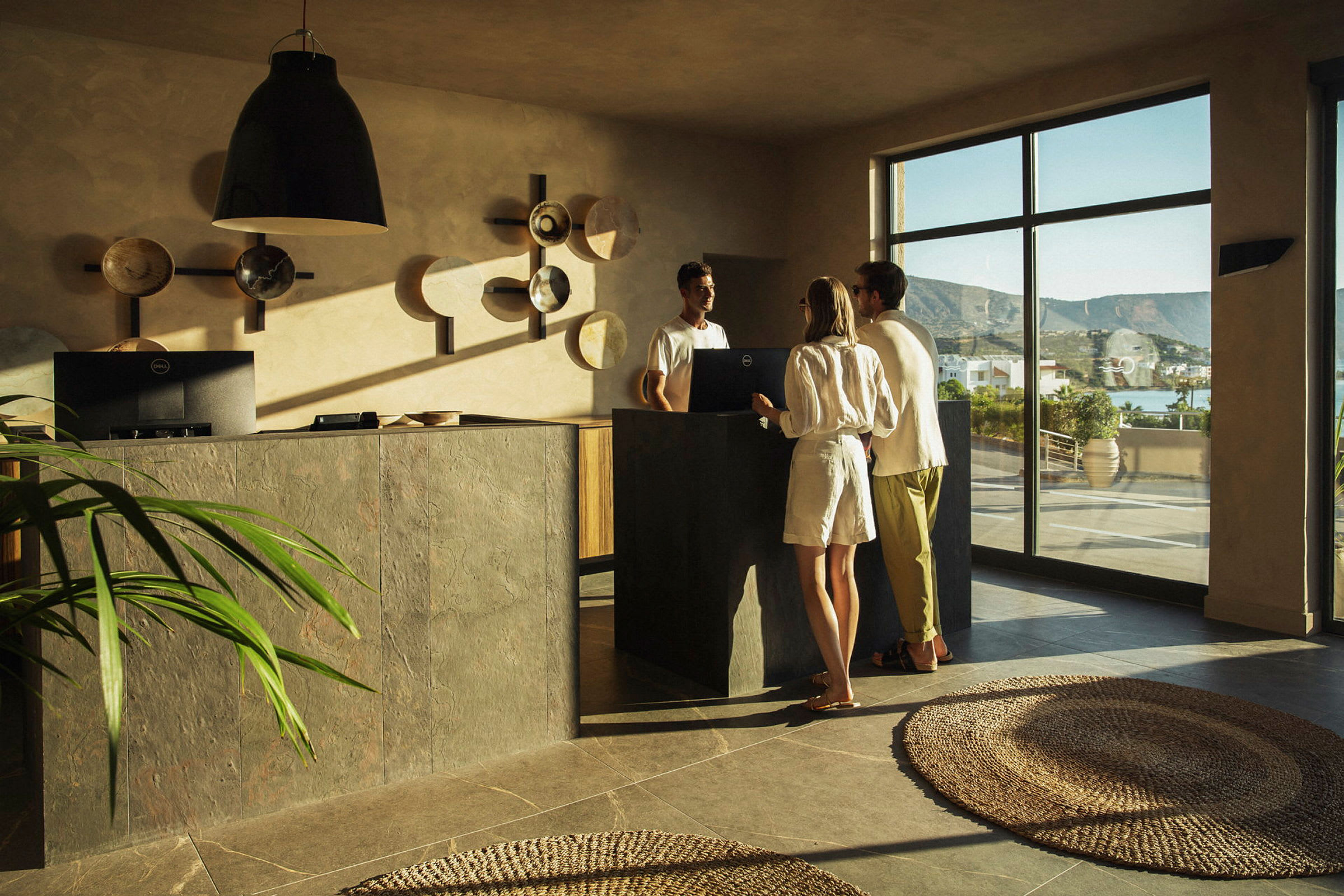 Resepsjon i moderne hotellmiljø med utsikt over naturen. (AI-generert tekst)
