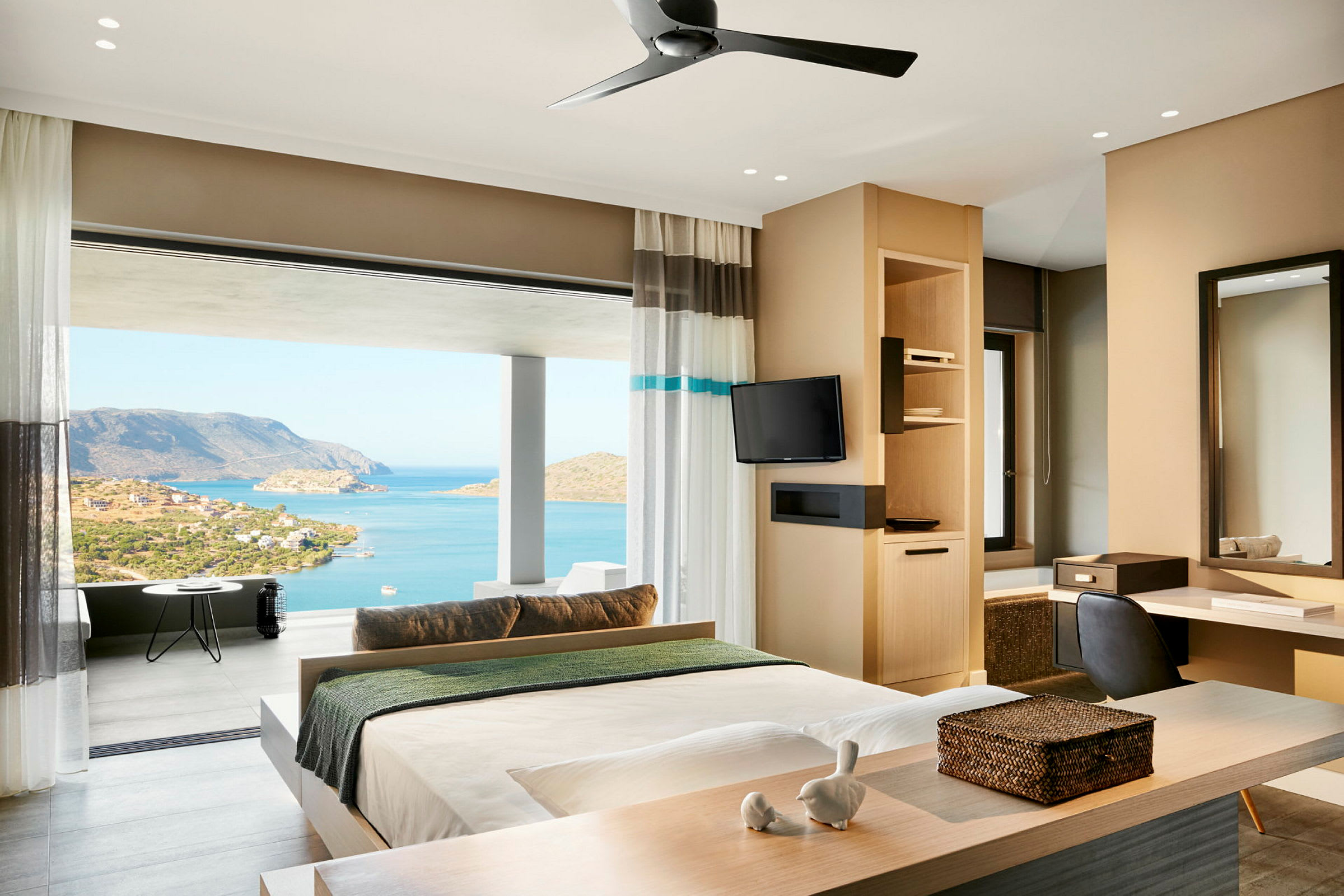 Moderne hotellrom med havutsikt fra balkongen. (AI-generert tekst)