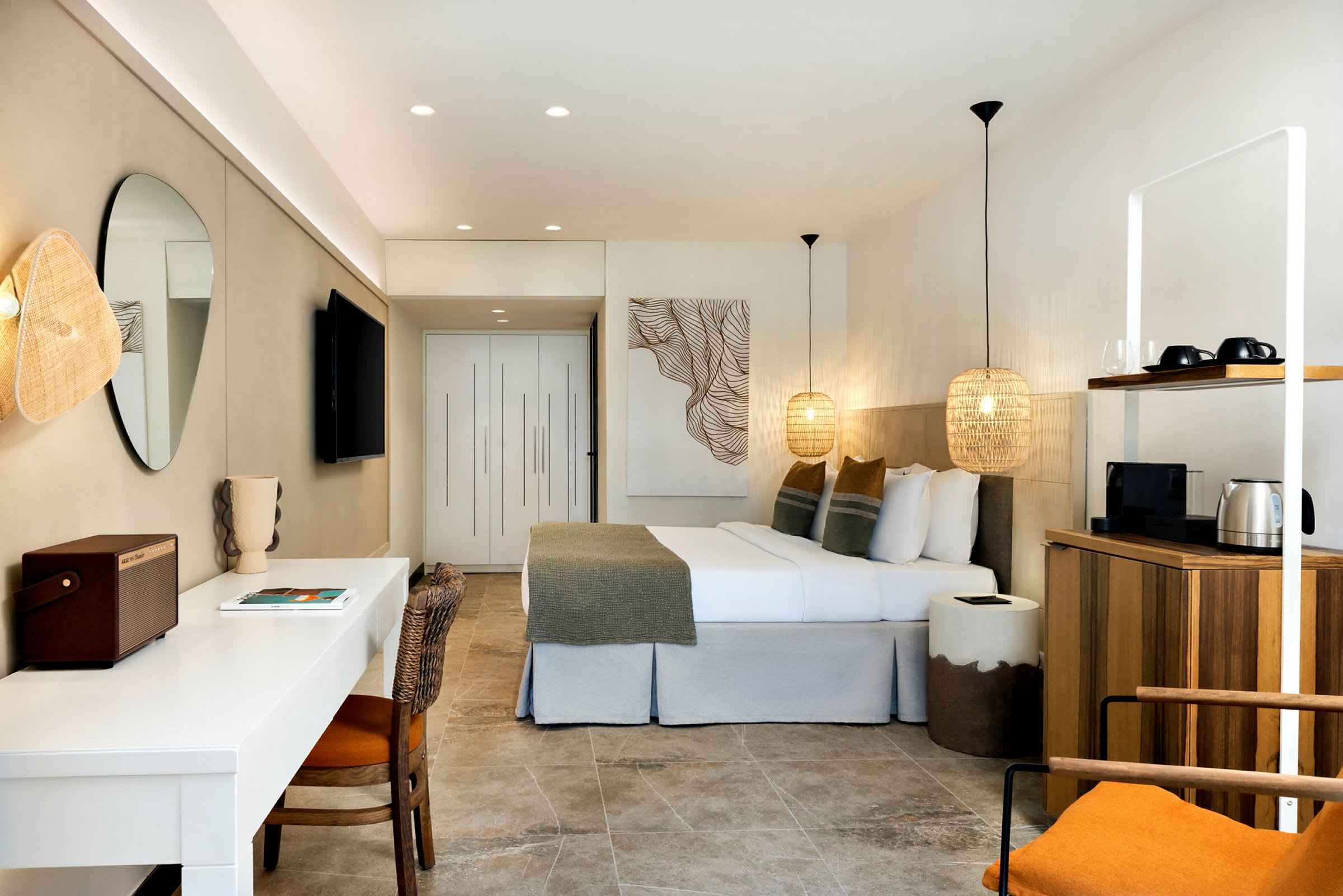 Moderne hotellrom med dobbeltseng, skrivebord og sitteplasser. (AI-generert tekst)