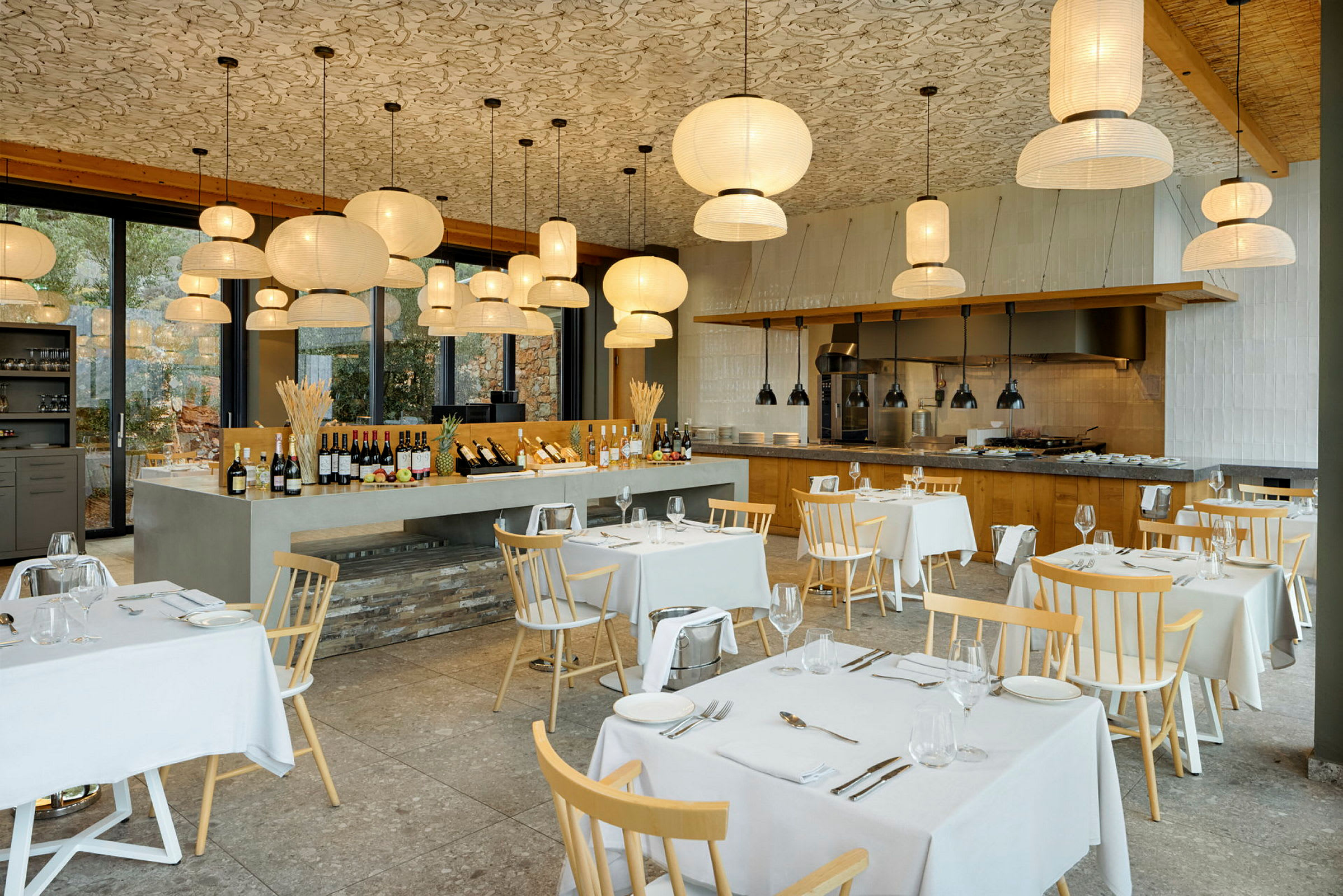 En restaurant med dekkede bord og moderne belysning. (AI-generert tekst)