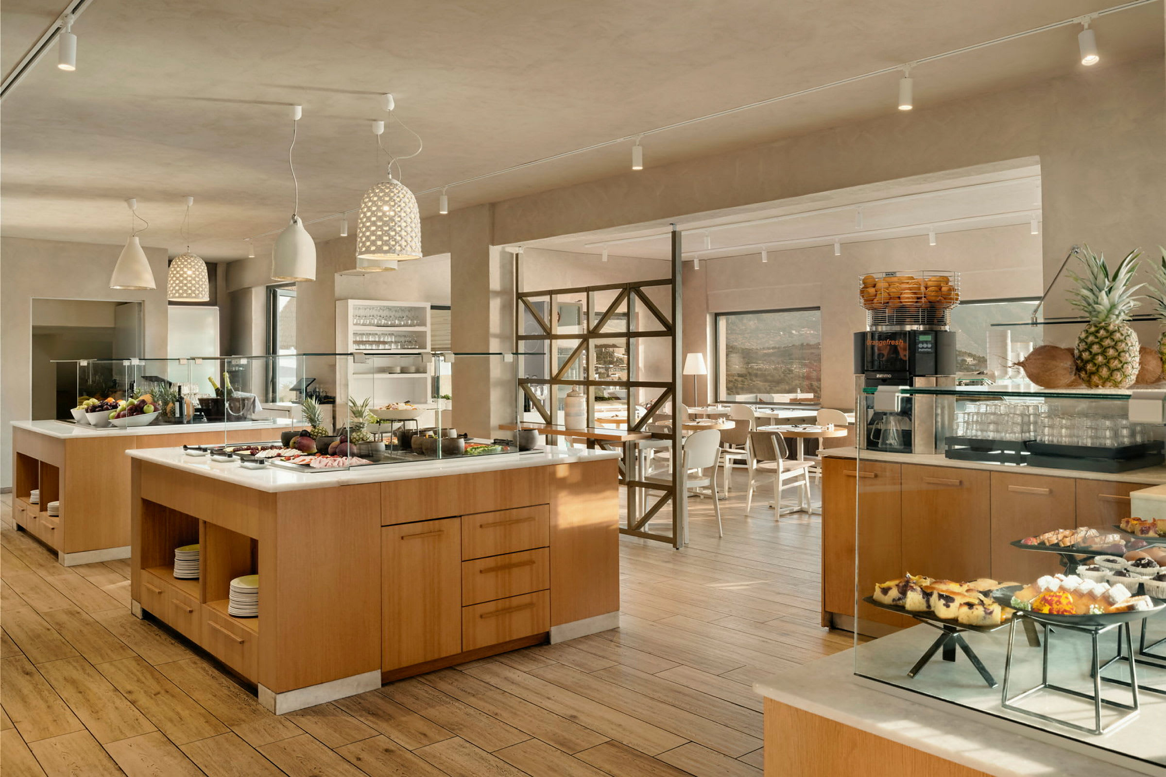 Bilde av en moderne restaurantbuffet med forskjellige retter og frukt i en lys og elegant atmosfære. (AI-generert tekst)