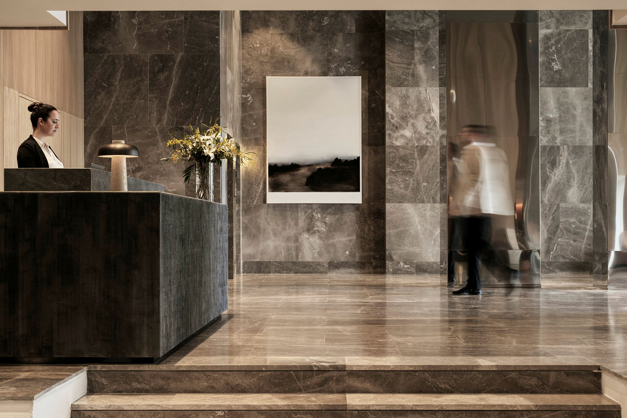 Hotellobby med moderne marmordekor og en resepsjonsplass. (AI-generert tekst)