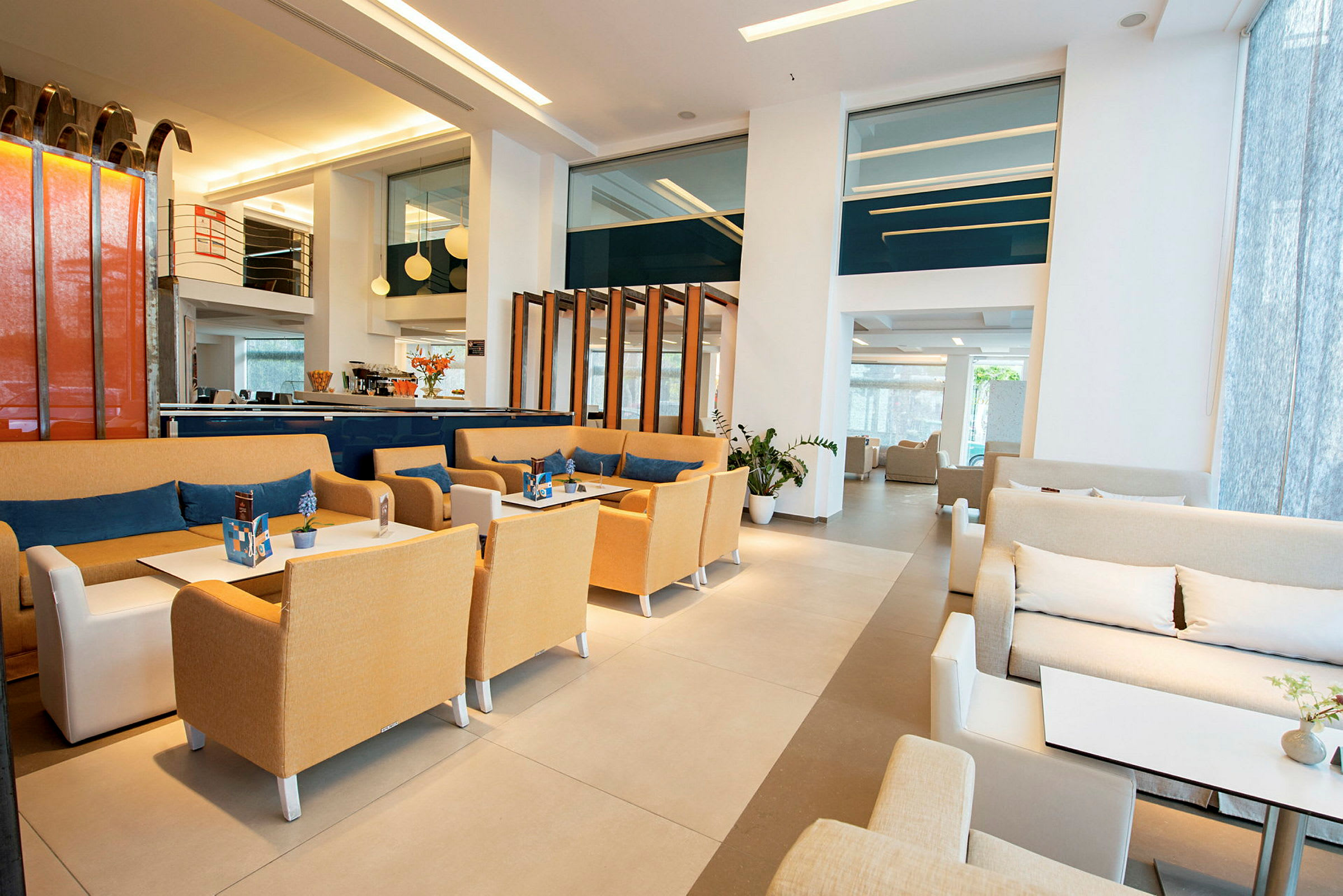Hotellobby med sittegrupper, bord og moderne innredning. (AI-generert tekst)