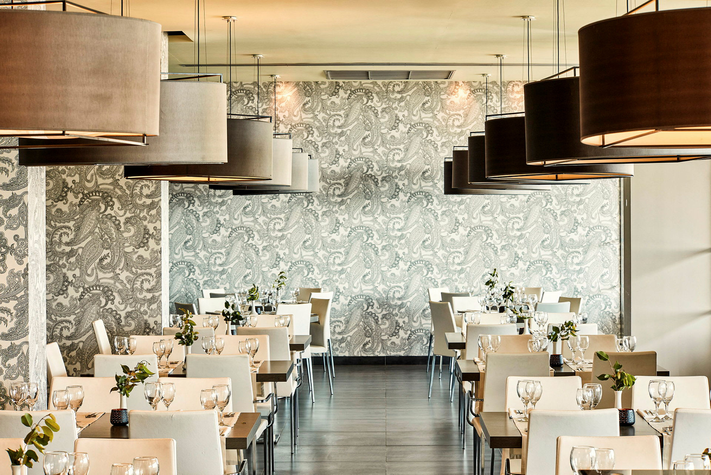 Restaurant med dekkede bord og dekorative lamper. (AI-generert tekst)