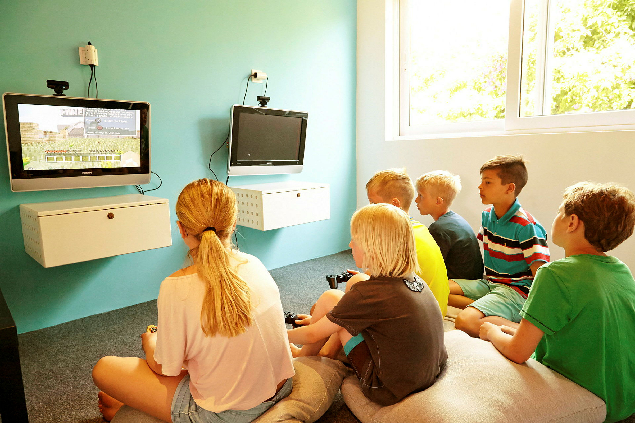 Barn som spiller tv-spill i et lyst rom. (AI-generert tekst)