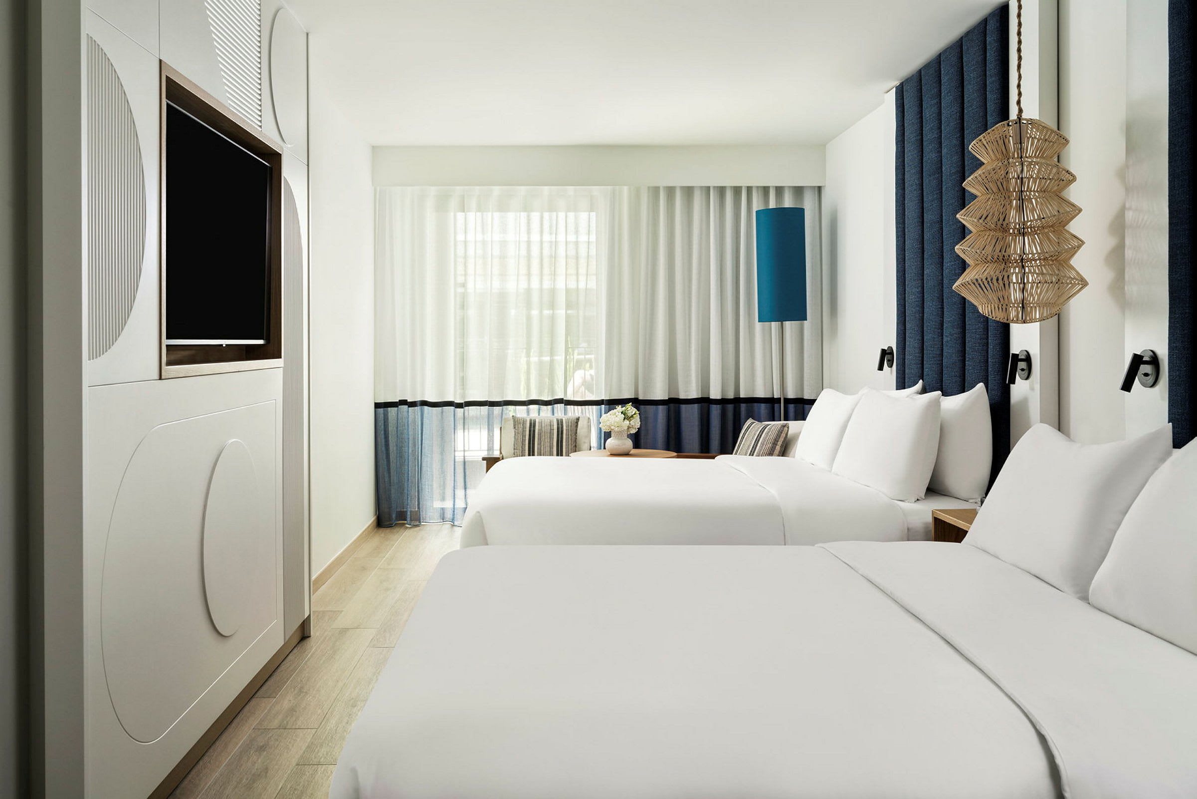 Hotellrom med to dobbeltsenger og moderne interiør. (AI-generert tekst)