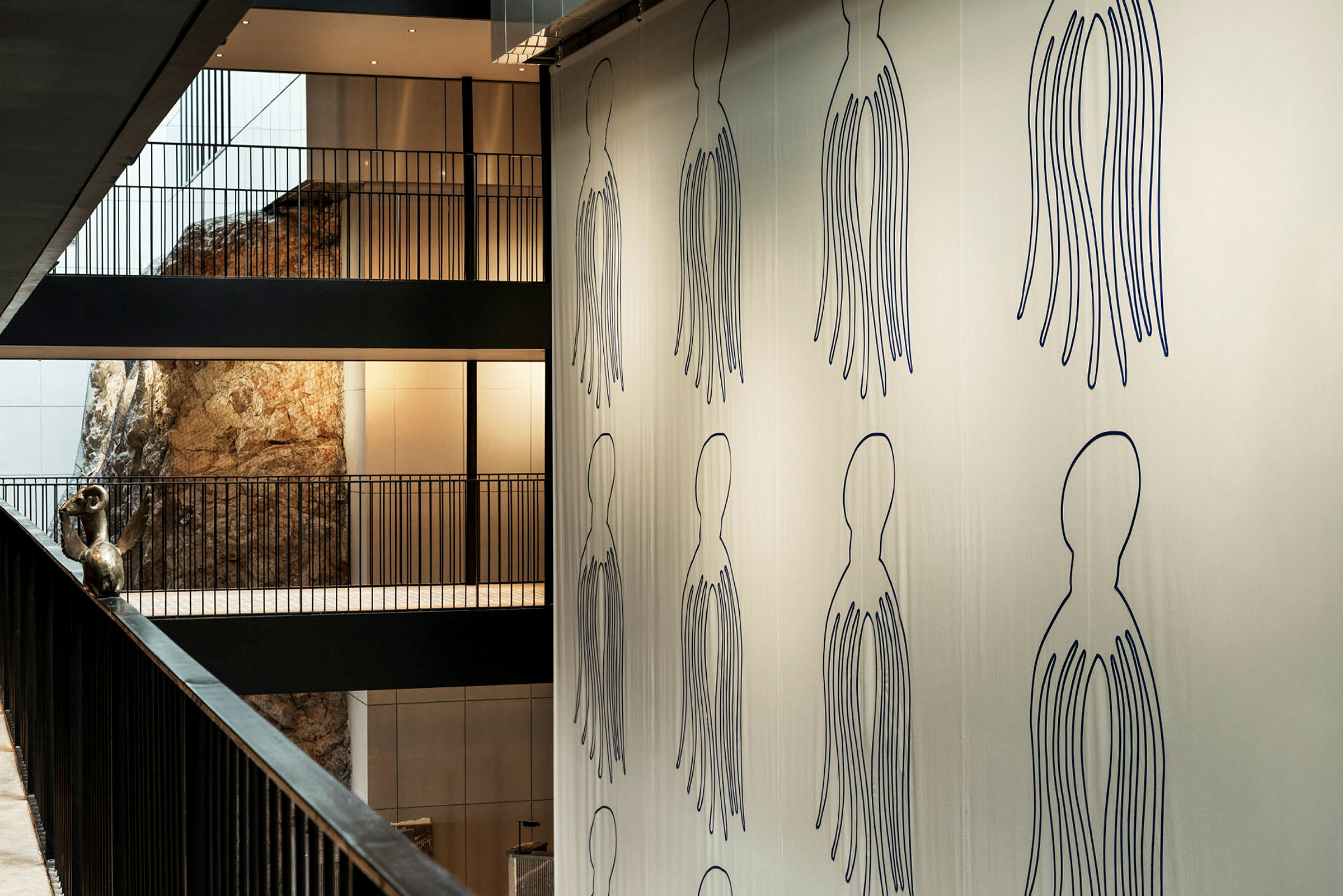 Interiør med veggdekorasjon av tegnede figurer og kunstverk på balkong. (AI-generert tekst)