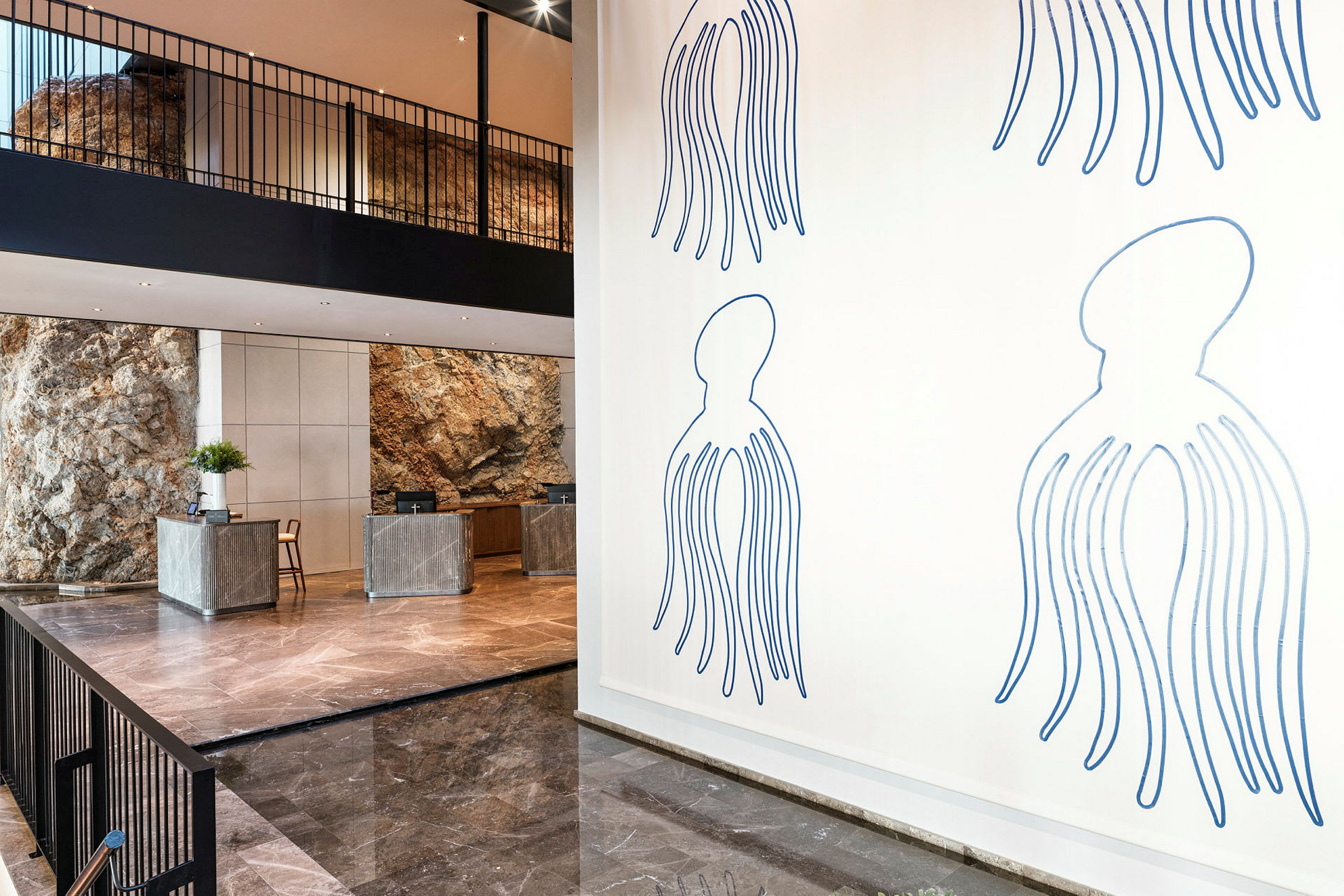 Lobby med resepsjon, kunst på veggen og naturstein som dekorasjon. (AI-generert tekst)