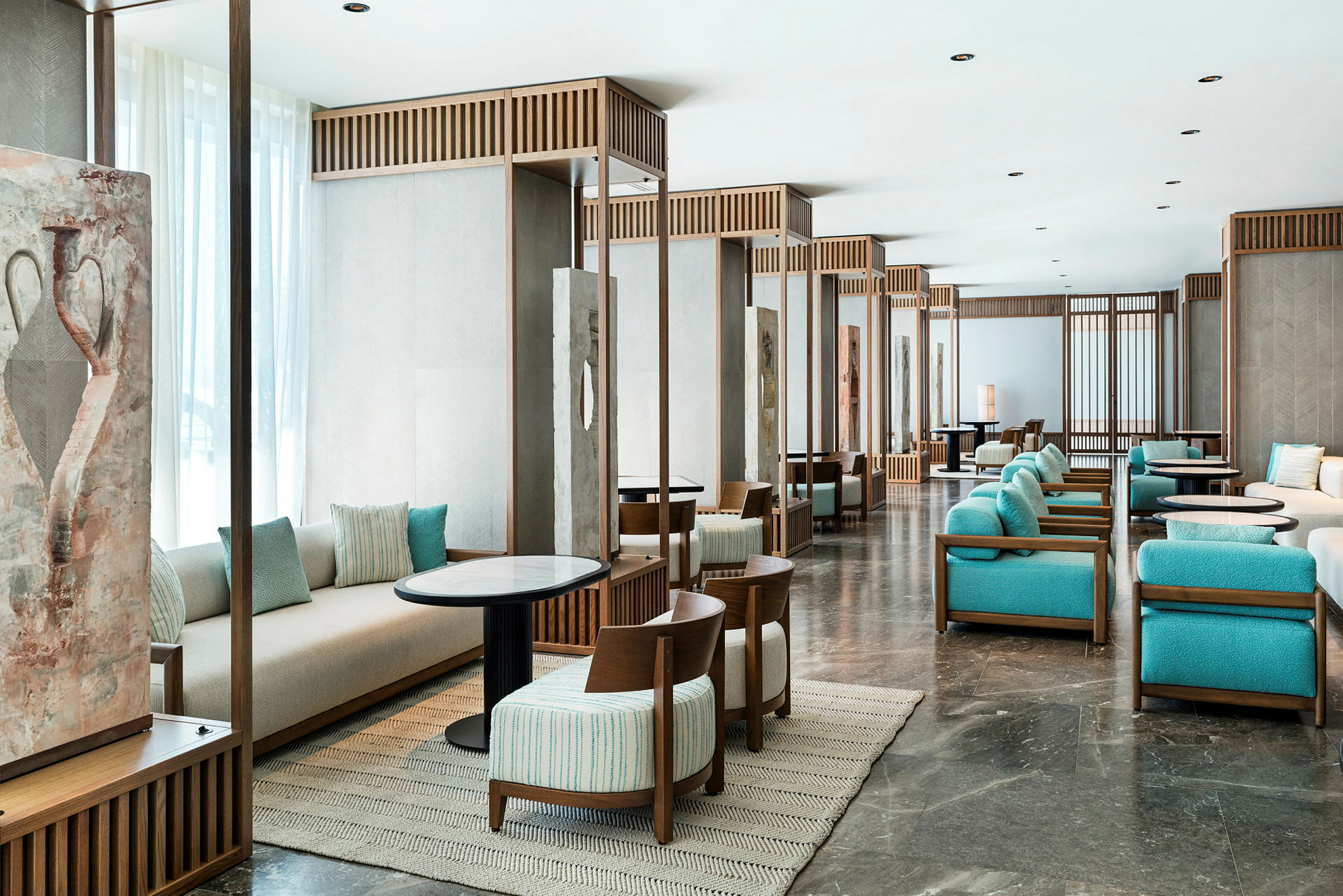 Moderne hotellobby med sittegrupper og stilren innredning. (AI-generert tekst)