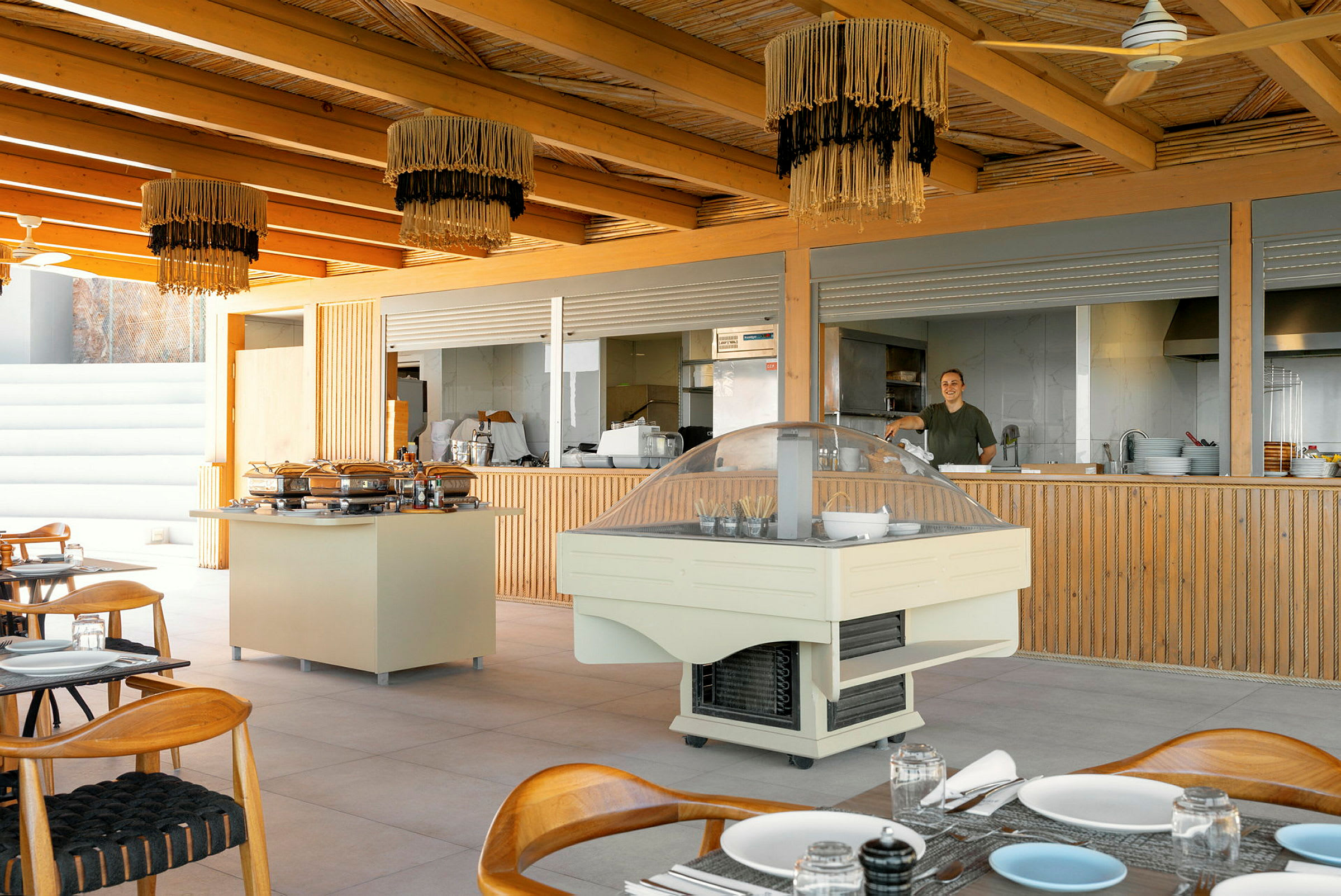En restaurantmiljø med matservering og treinnredning. (AI-generert tekst)