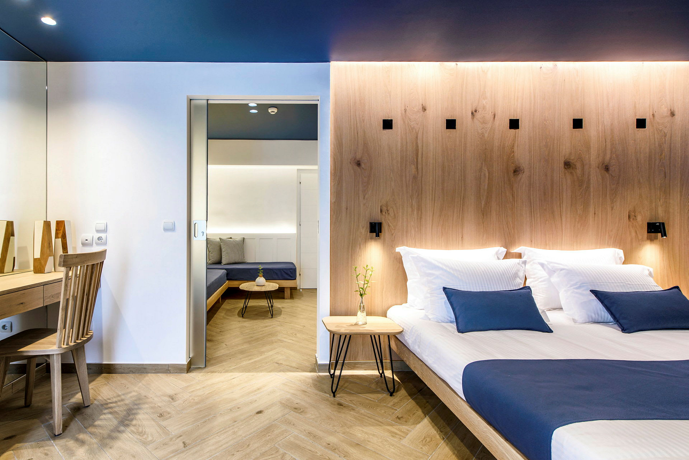 Moderne innredet hotellrom med dobbeltseng og sitteområde. (AI-generert tekst)