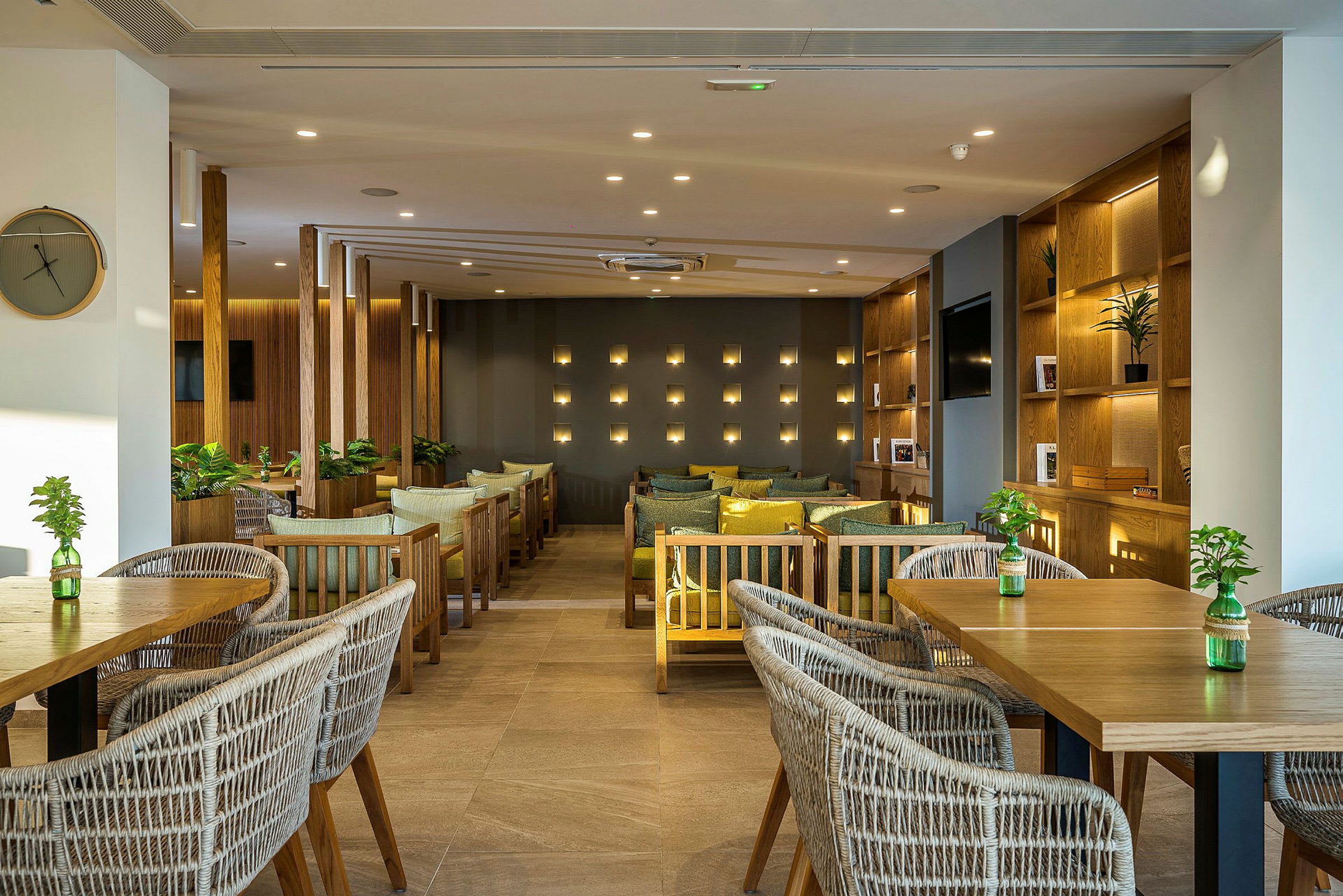 Bilde av en moderne hotellobby med sittegrupper og dekorativ belysning. (AI-generert tekst)