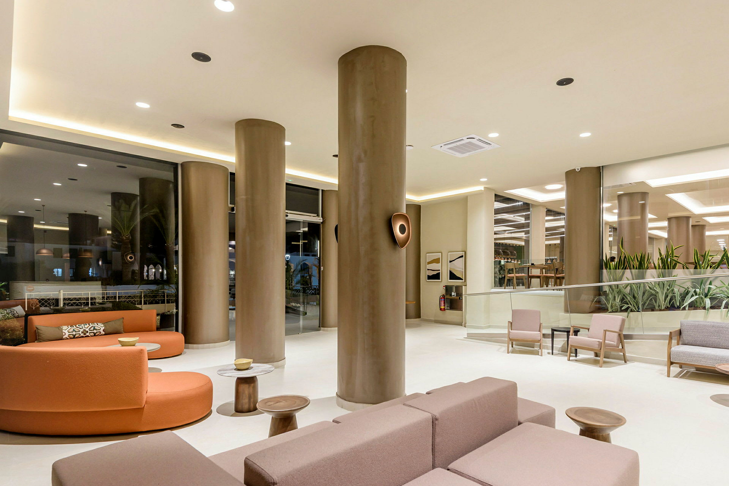 Moderne hotellobby med sittemøbler og søyler. (AI-generert tekst)