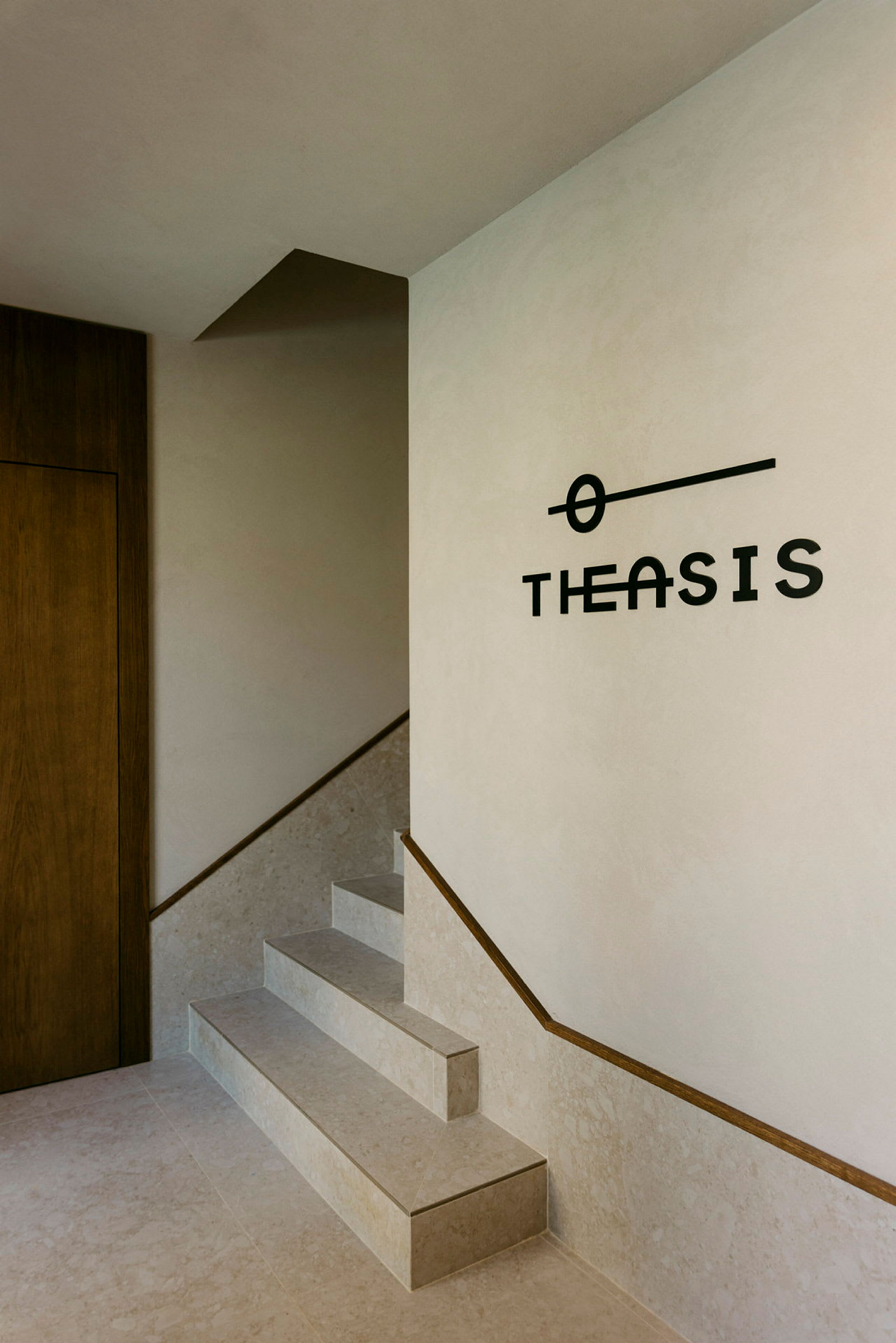 En trapp med steintrinn og en vegg med teksten 'THESIS'. (AI-generert tekst)