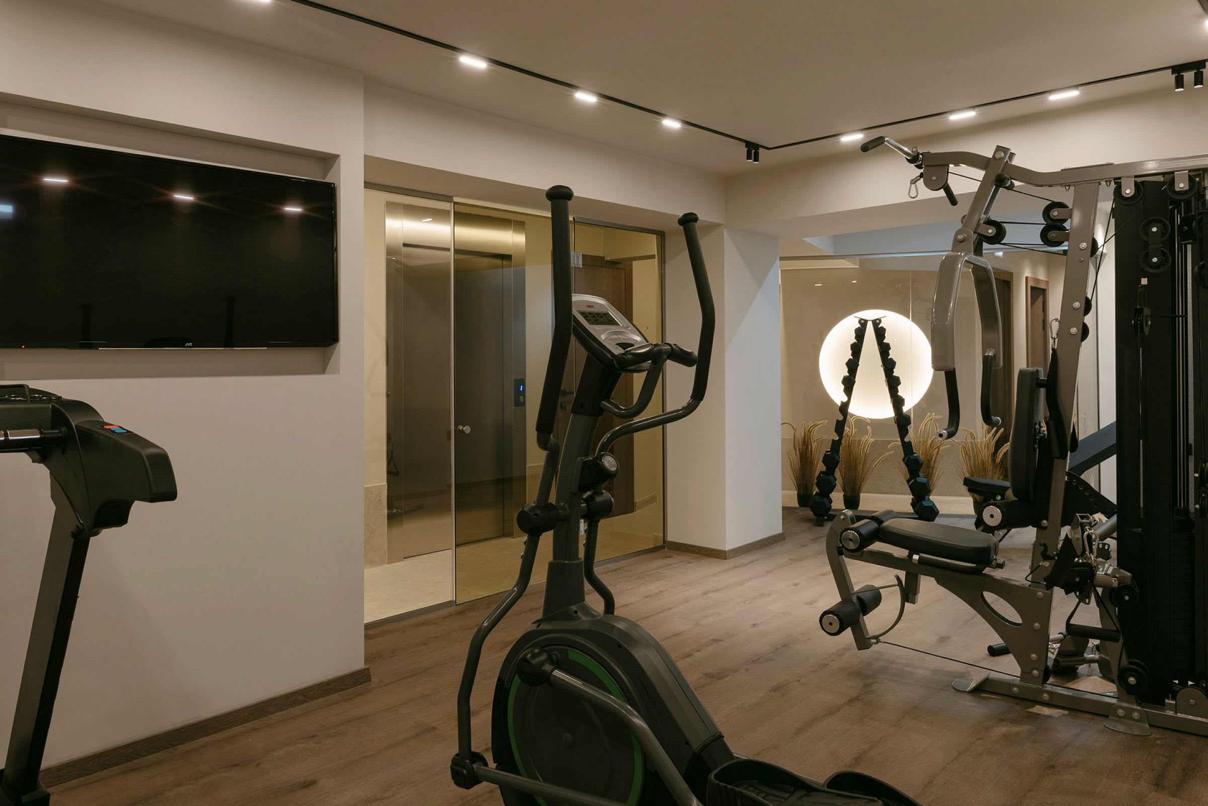 Et treningsrom med kondisjonsapparater som trimsykkel og multigym. (AI-generert tekst)