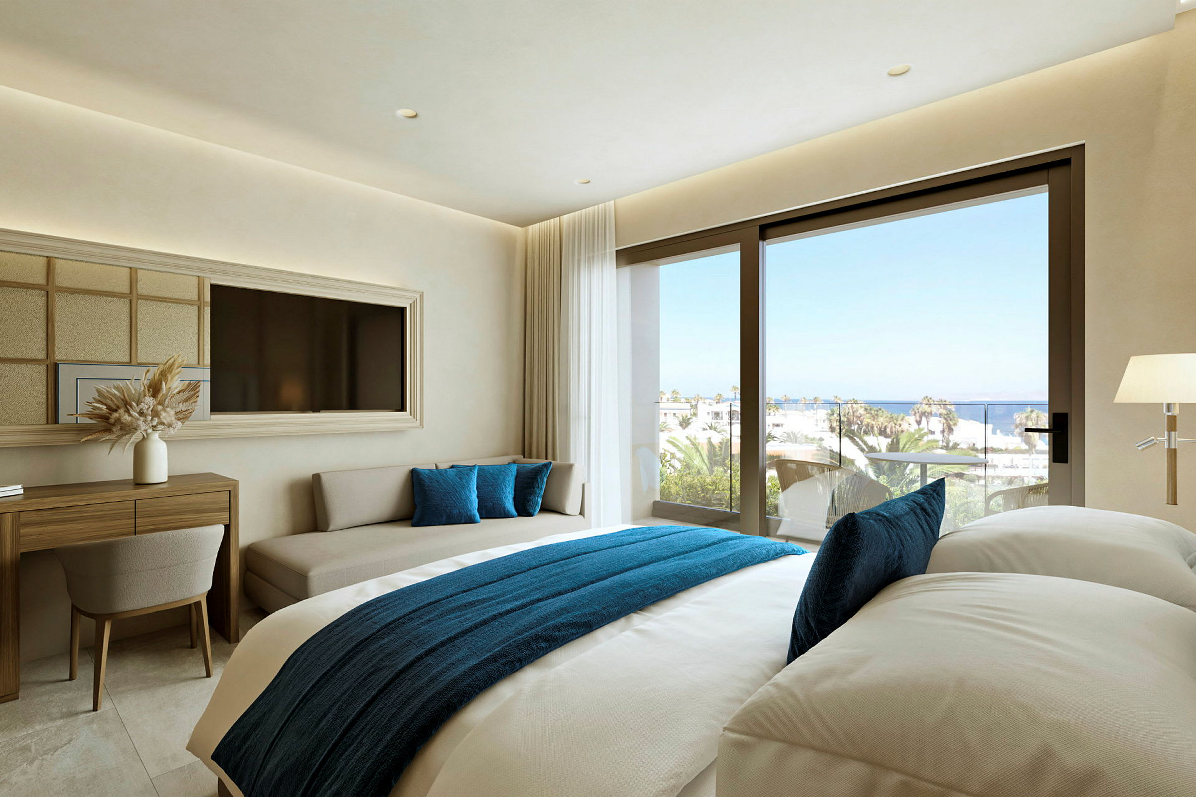 Et lyst og moderne hotellrom med en seng dekorert med blå tekstiler, en sofa og et skrivebord. Vinduene gir utsikt over en balkong og havet. (AI-generert tekst)